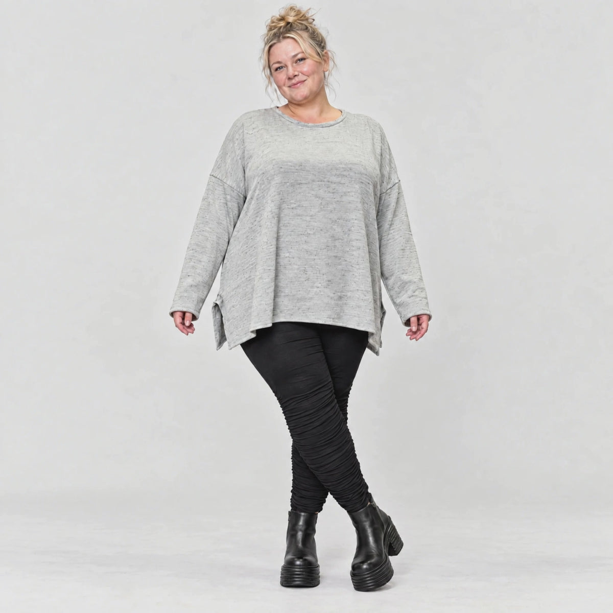 Kuscheliges Feinstrickshirt in Grau/Schwarz Melange mit fließender A-Linie aus Italien