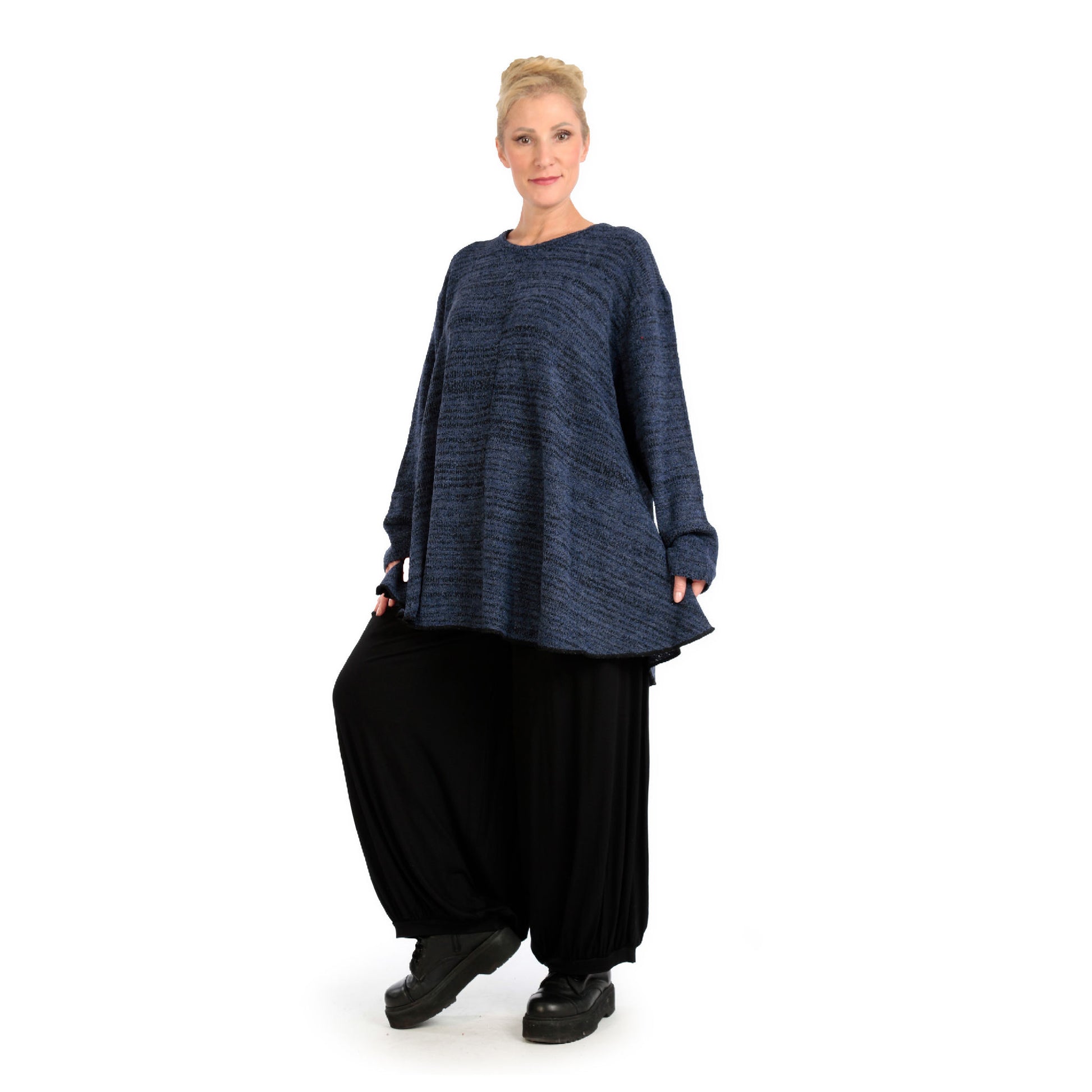  Stilvolles Plus Size Shirt im Lagenlook aus kuscheligem Boucle in Blau-Schwarz-Meliert für Herbst