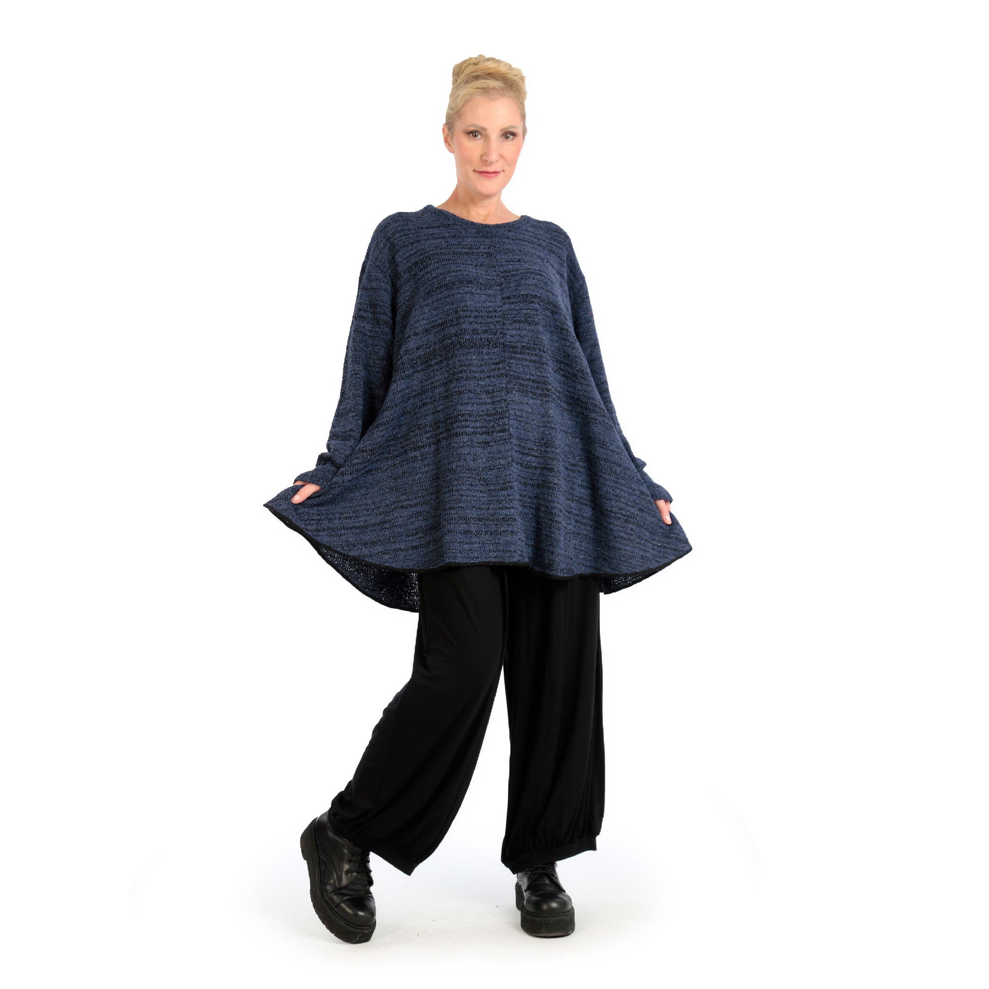  Stilvolles Plus Size Shirt im Lagenlook aus kuscheligem Boucle in Blau-Schwarz-Meliert für Herbst