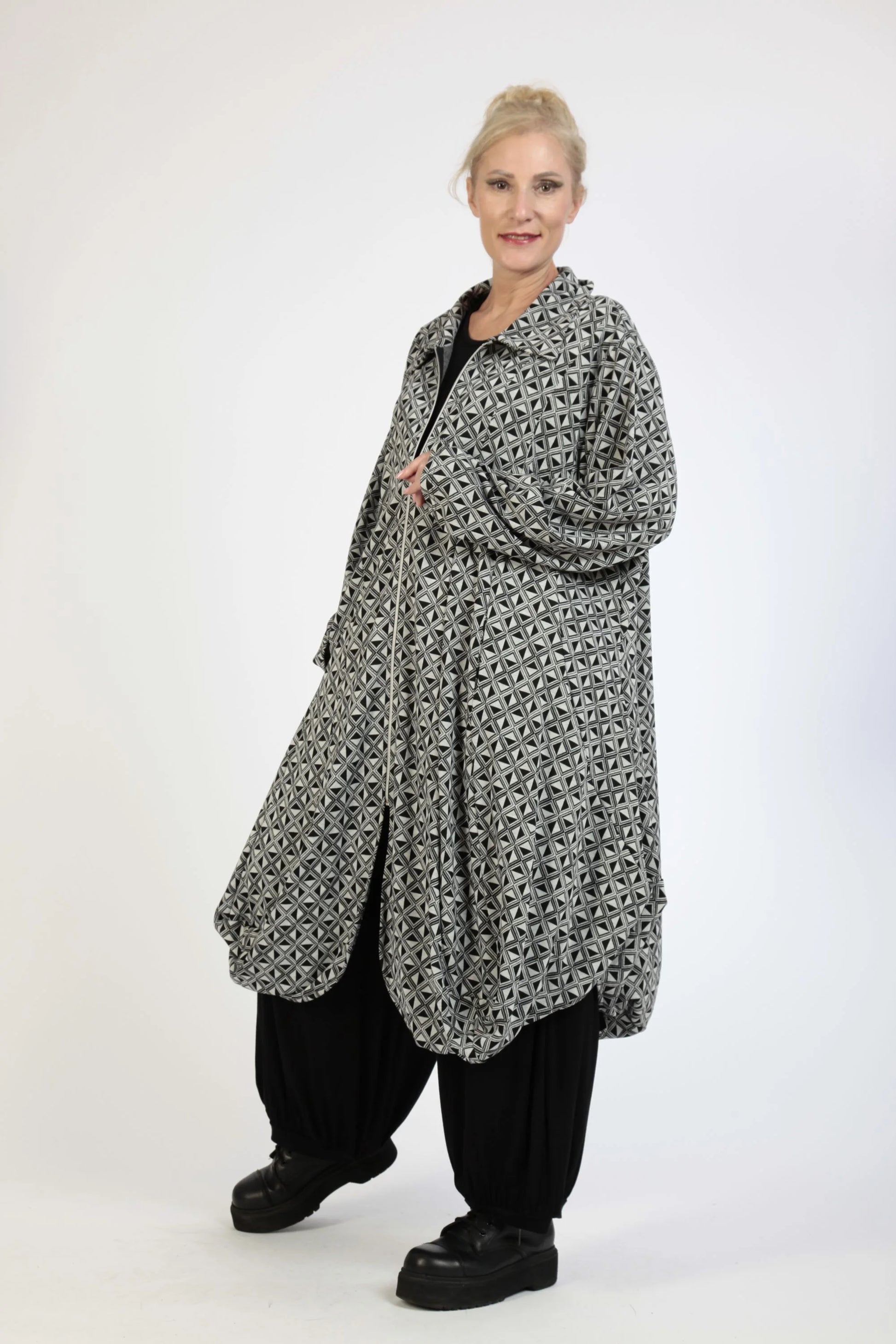  Oversize Ballonmantel im grauschwarzen Argyle-Look aus feinstem Feinstrick für Herbst und Winter