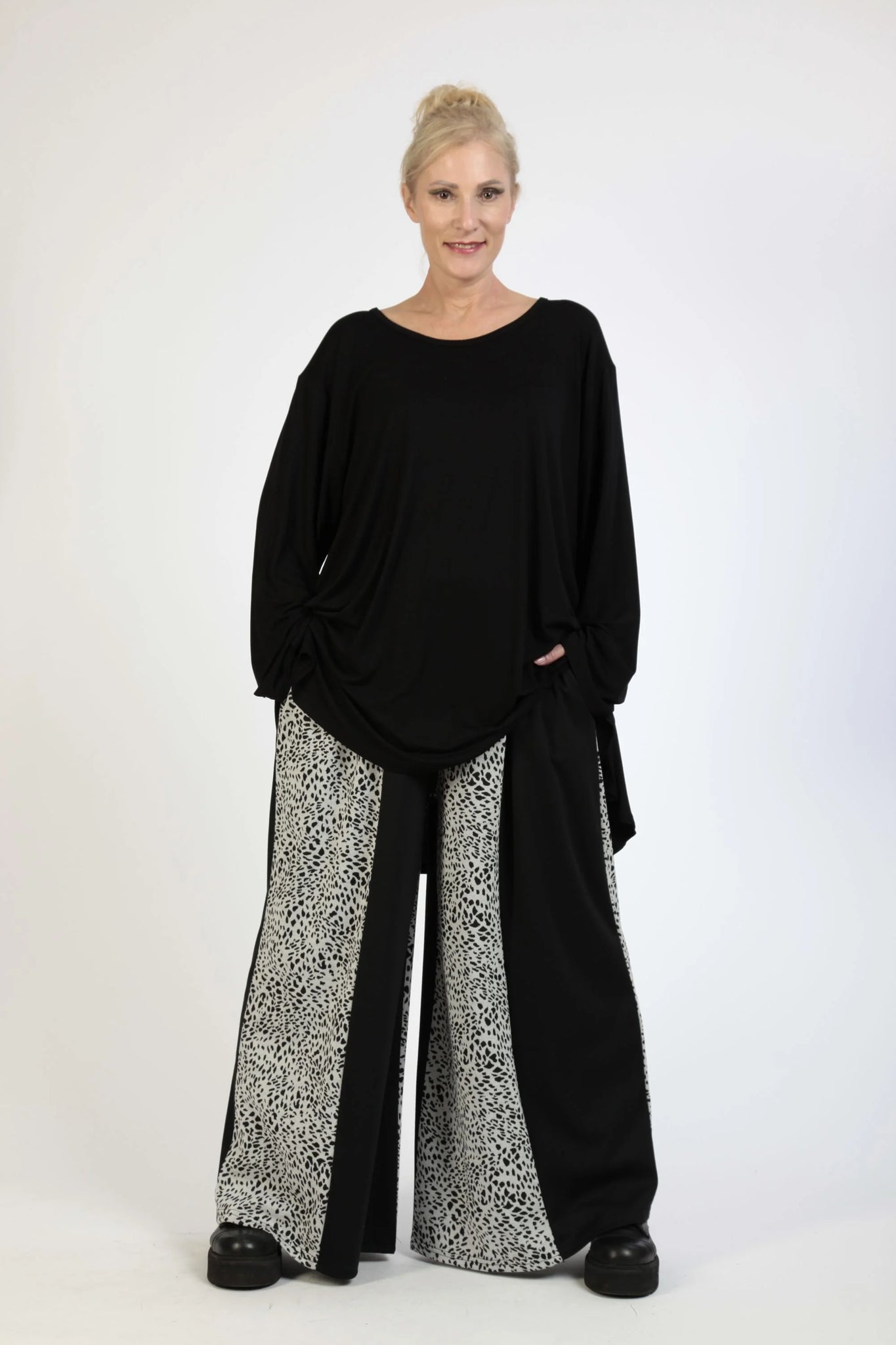  Stylische Hose im grauen Leo-Jacquard mit elastischem Bund und lässigem Oversize-Schnitt