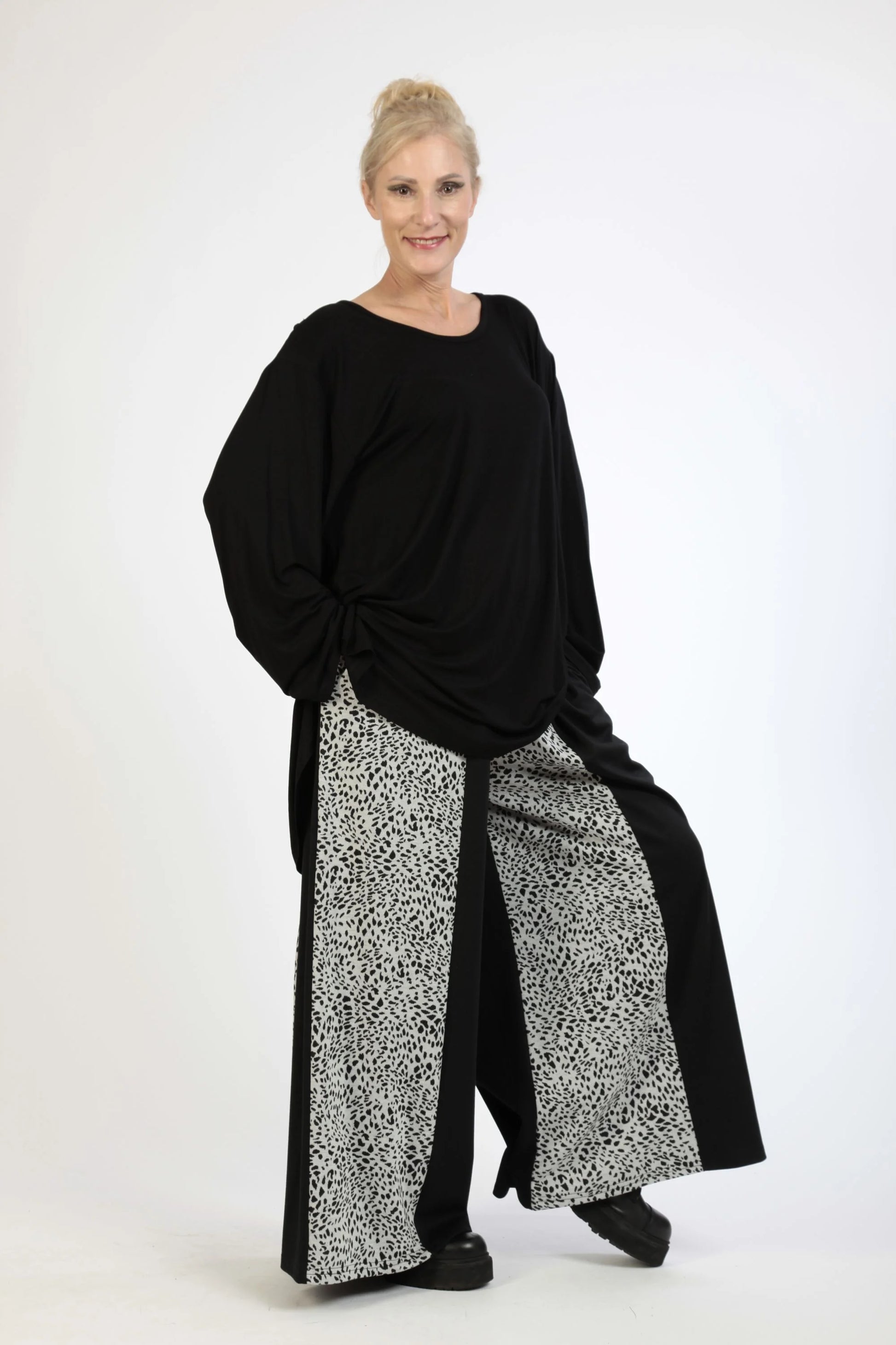  Stylische Hose im grauen Leo-Jacquard mit elastischem Bund und lässigem Oversize-Schnitt