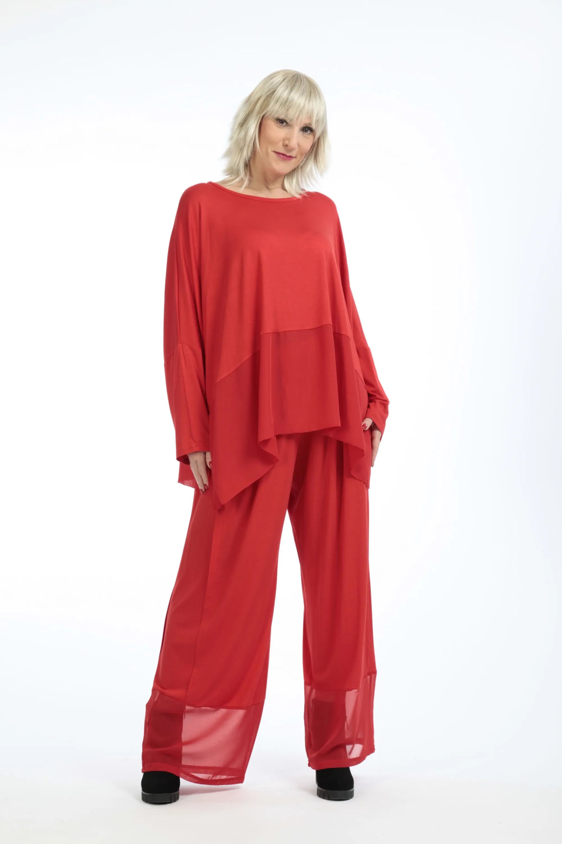  Vielseitiges Oversize Langarmshirt aus hochwertigem Viskose-Jersey in strahlendem Rot mit Chiffon-Besatz