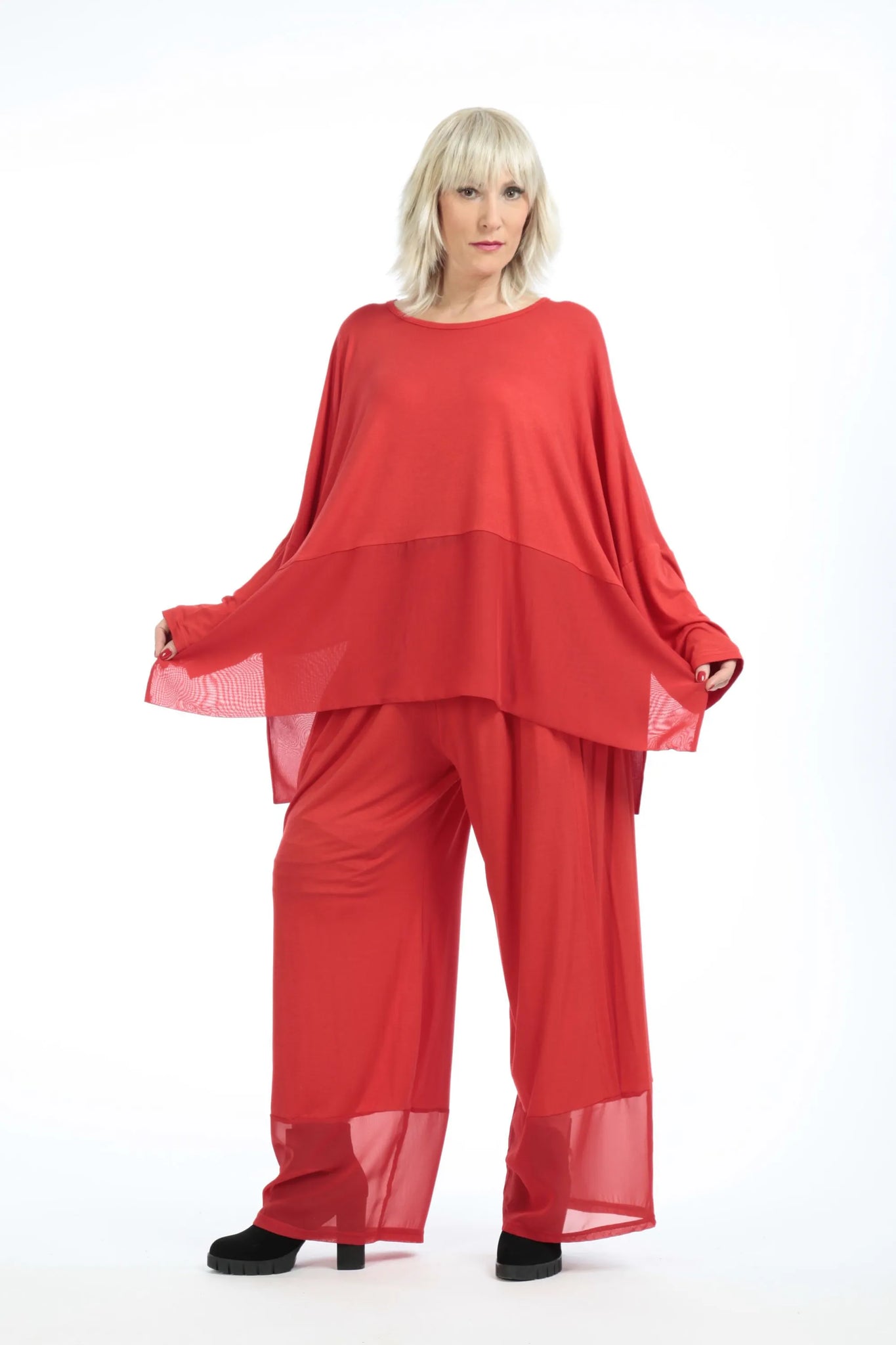  Vielseitiges Oversize Langarmshirt aus hochwertigem Viskose-Jersey in strahlendem Rot mit Chiffon-Besatz