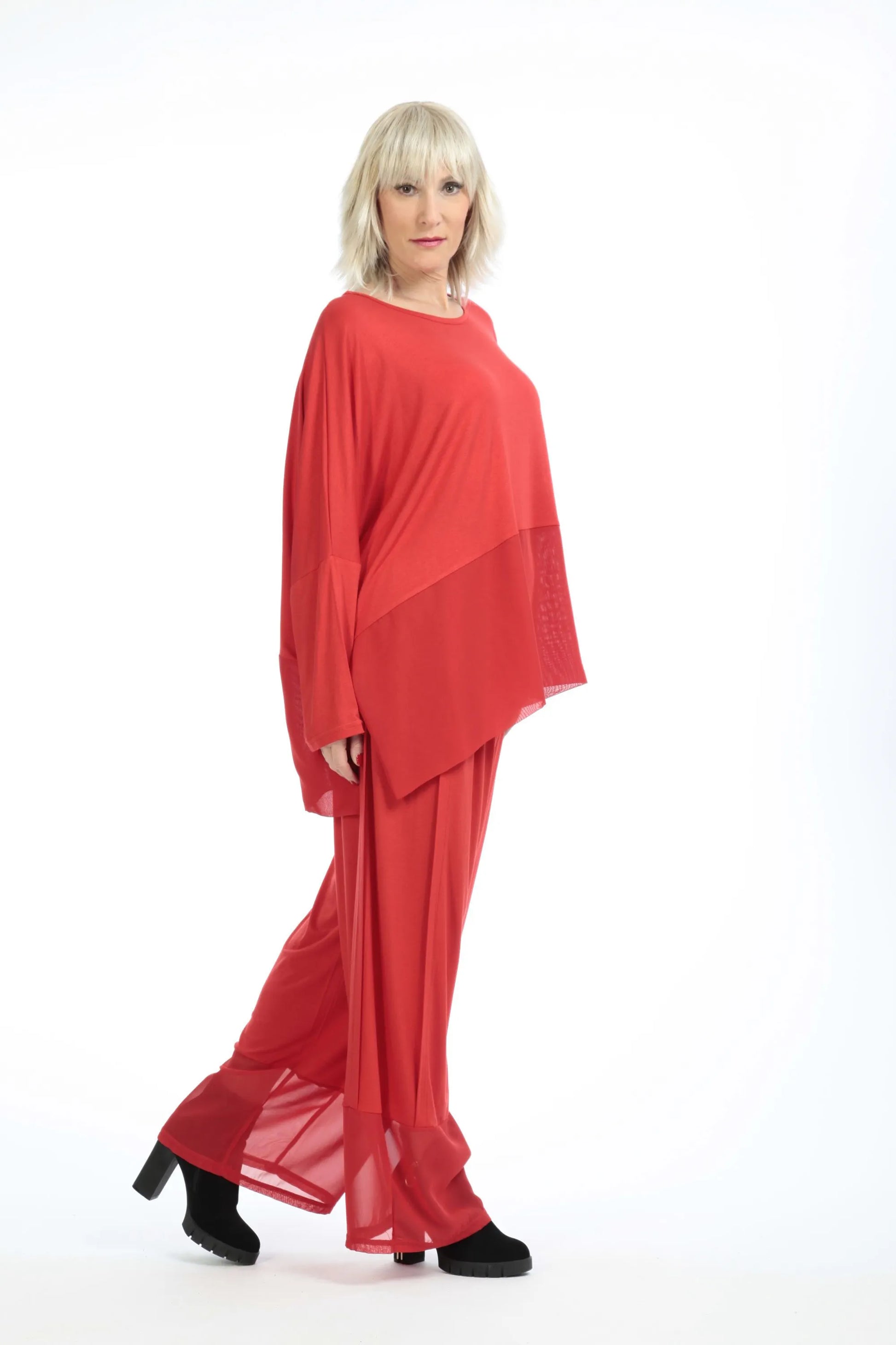  Vielseitiges Oversize Langarmshirt aus hochwertigem Viskose-Jersey in strahlendem Rot mit Chiffon-Besatz