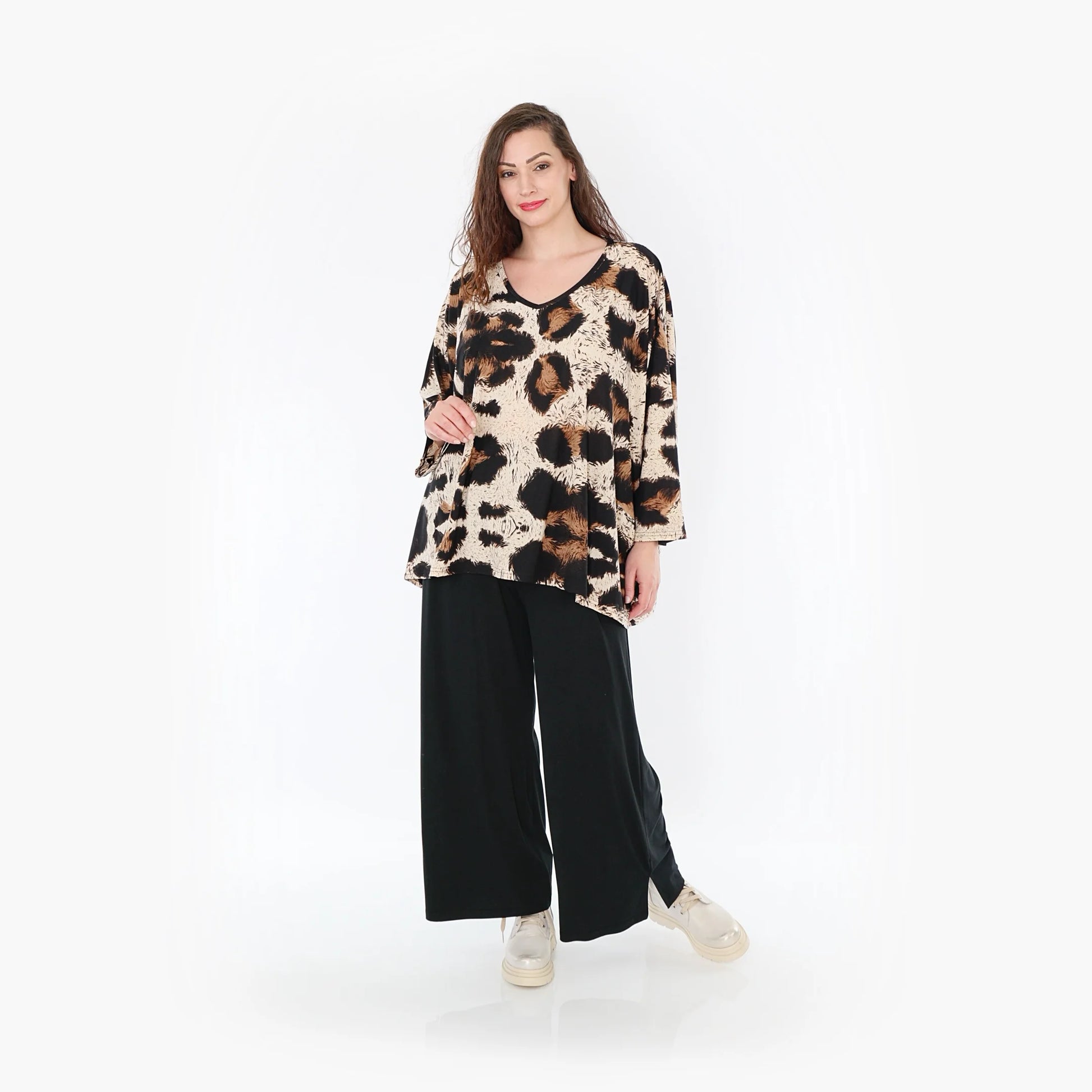  Stylisches Oversize-Shirt in trendigem Leopardenmuster mit bequemem V-Ausschnitt für Curvy Fashion