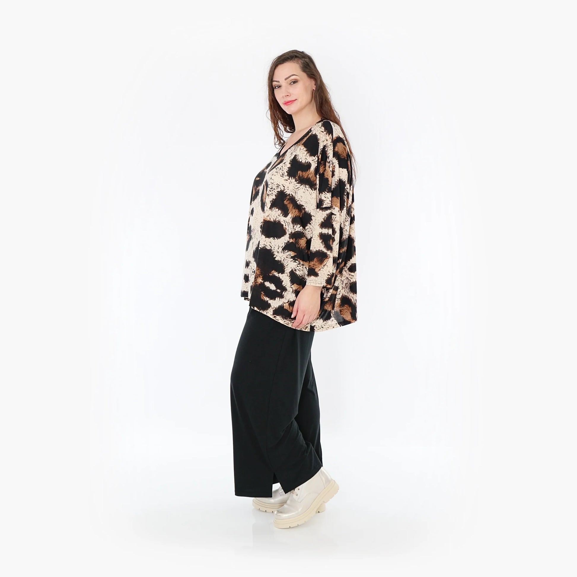  Stylisches Oversize-Shirt in trendigem Leopardenmuster mit bequemem V-Ausschnitt für Curvy Fashion