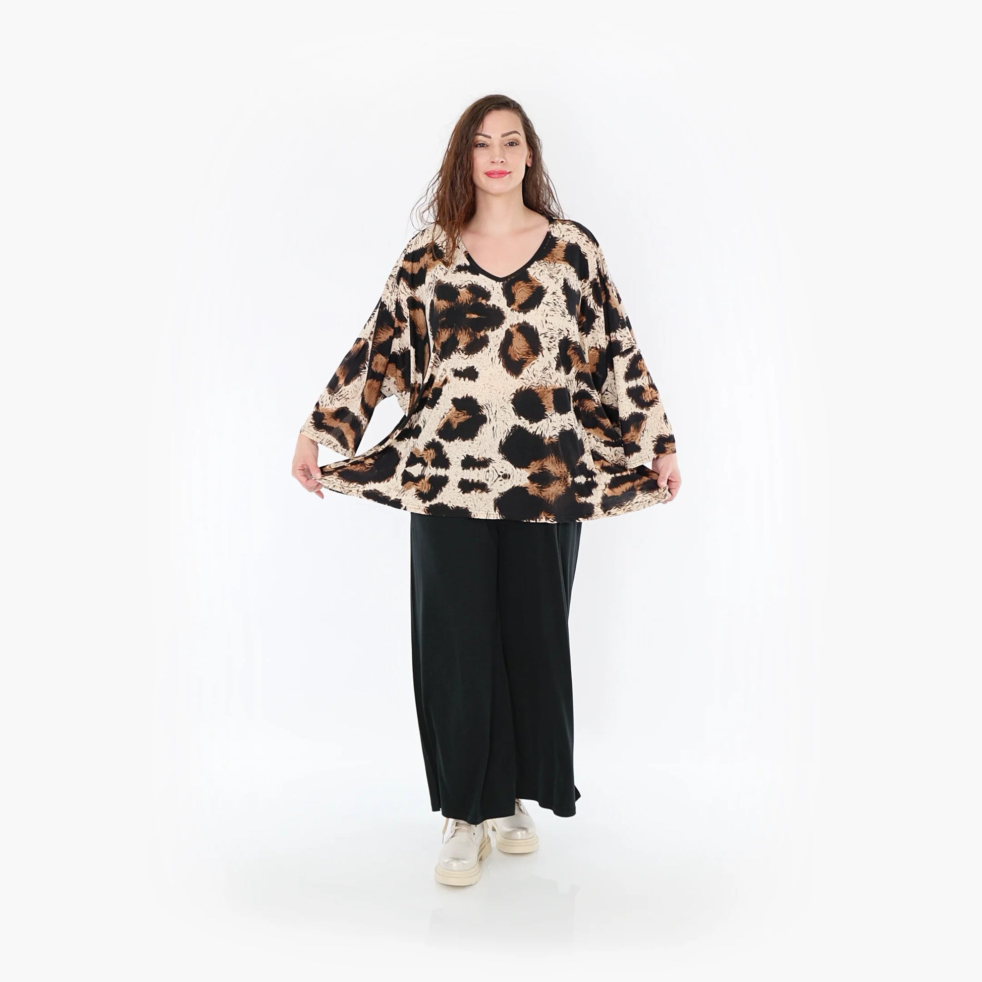  Stylisches Oversize-Shirt in trendigem Leopardenmuster mit bequemem V-Ausschnitt für Curvy Fashion