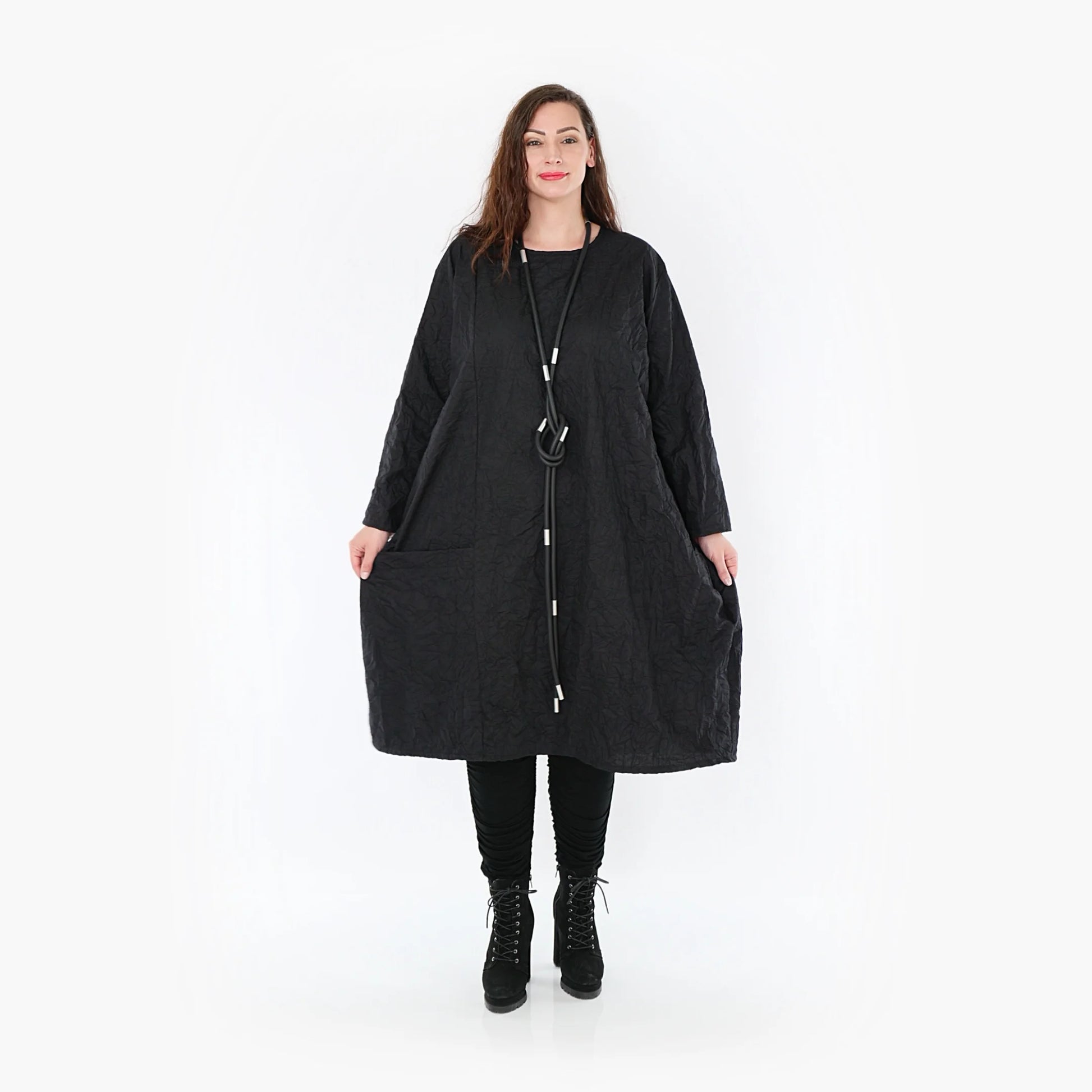  Schwarzes zeitloses Kleid mit geradem Schnitt und langen Ärmeln, perfekt für Plus Size und Curvy Fashion