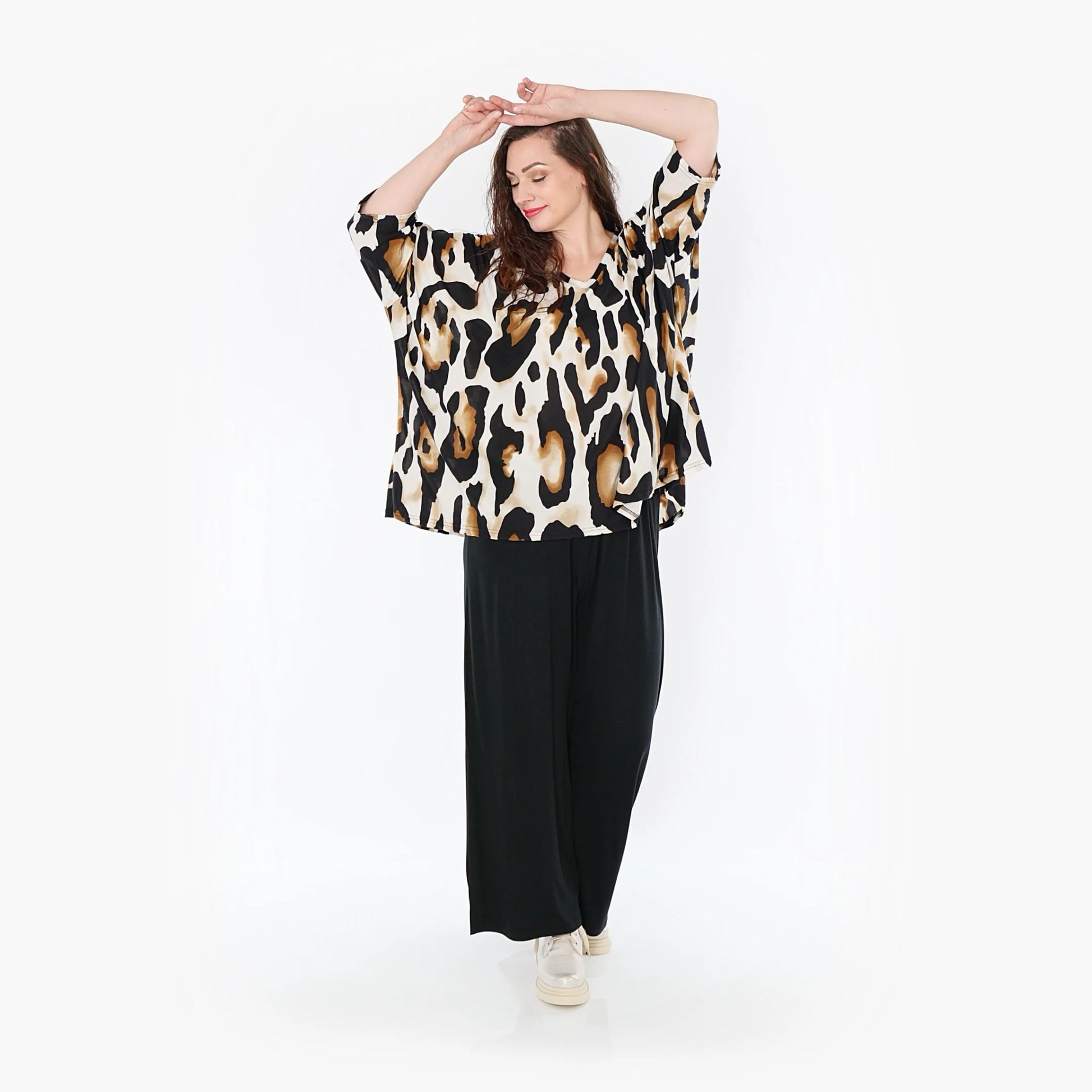  Kastiges Shirt mit elegantem Leopard-Muster in Schwarz-Weiß-Cognac aus feinem Slinky-Stoff für Curvy Mode