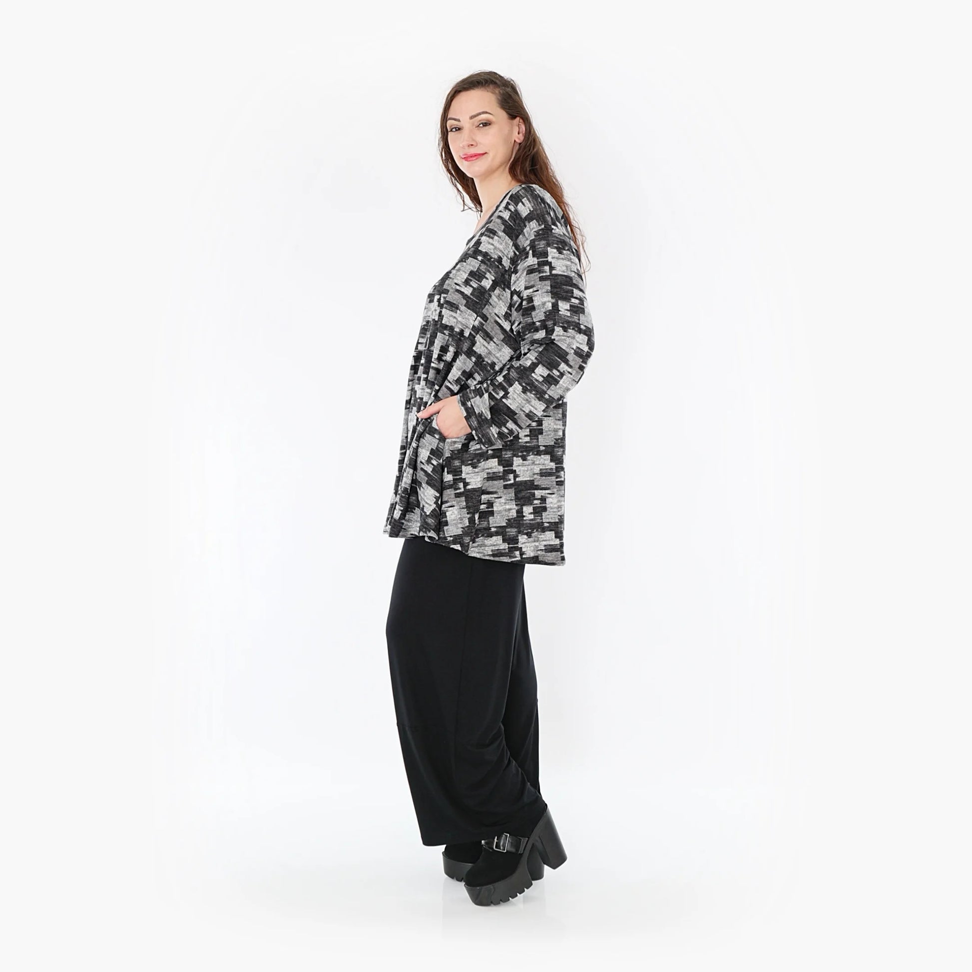  Stylisches Oversize-Shirt in edlem Dunkelgrau mit praktischen Taschen für Plus Size Mode