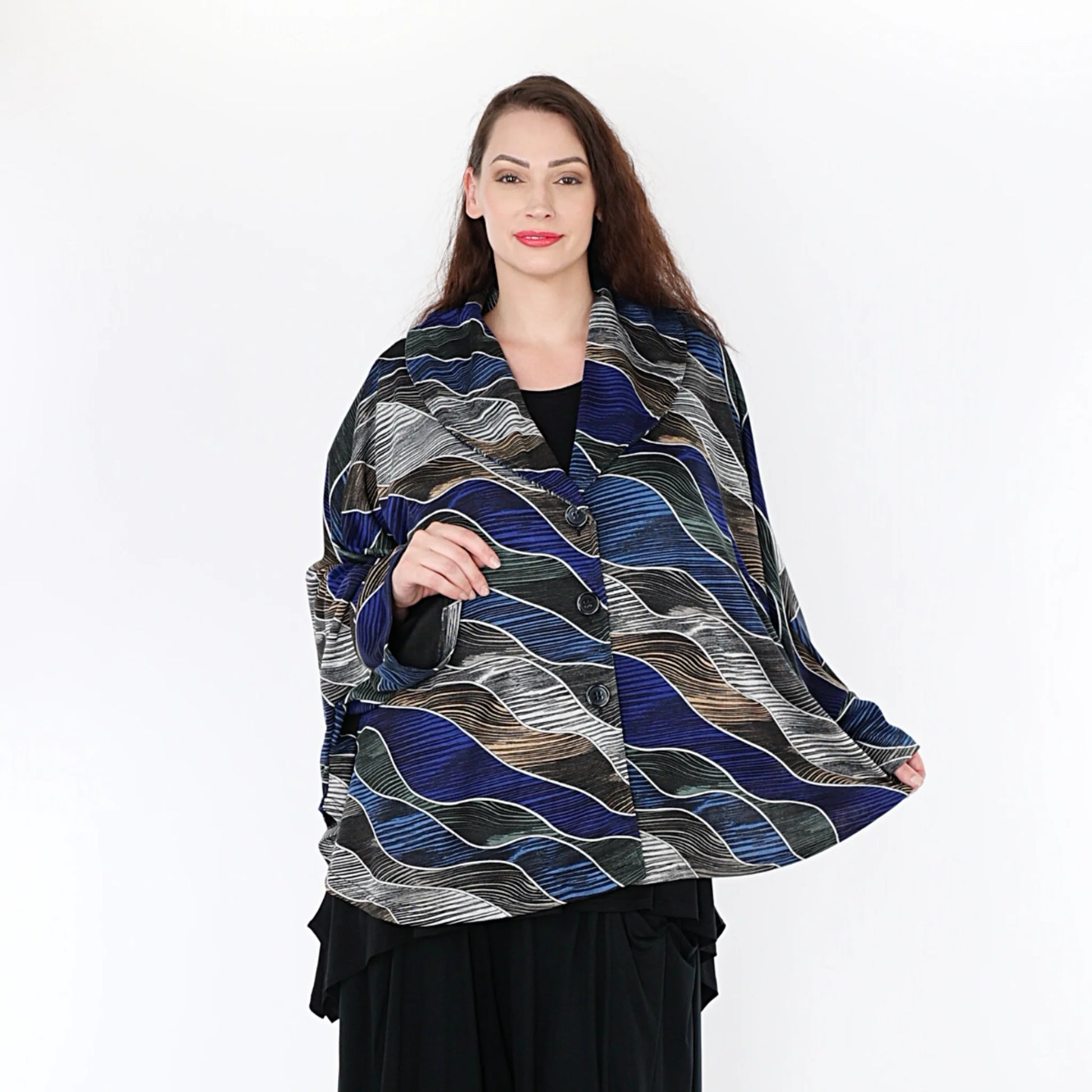  Stilvolle Oversize Poncho Jacke in elegantem Blau-Grau mit multicolour Wellen-Design für Plus Size