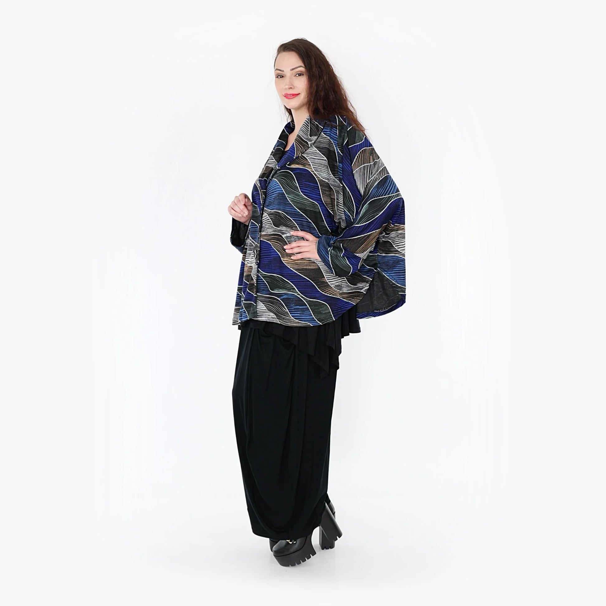  Stilvolle Oversize Poncho Jacke in elegantem Blau-Grau mit multicolour Wellen-Design für Plus Size