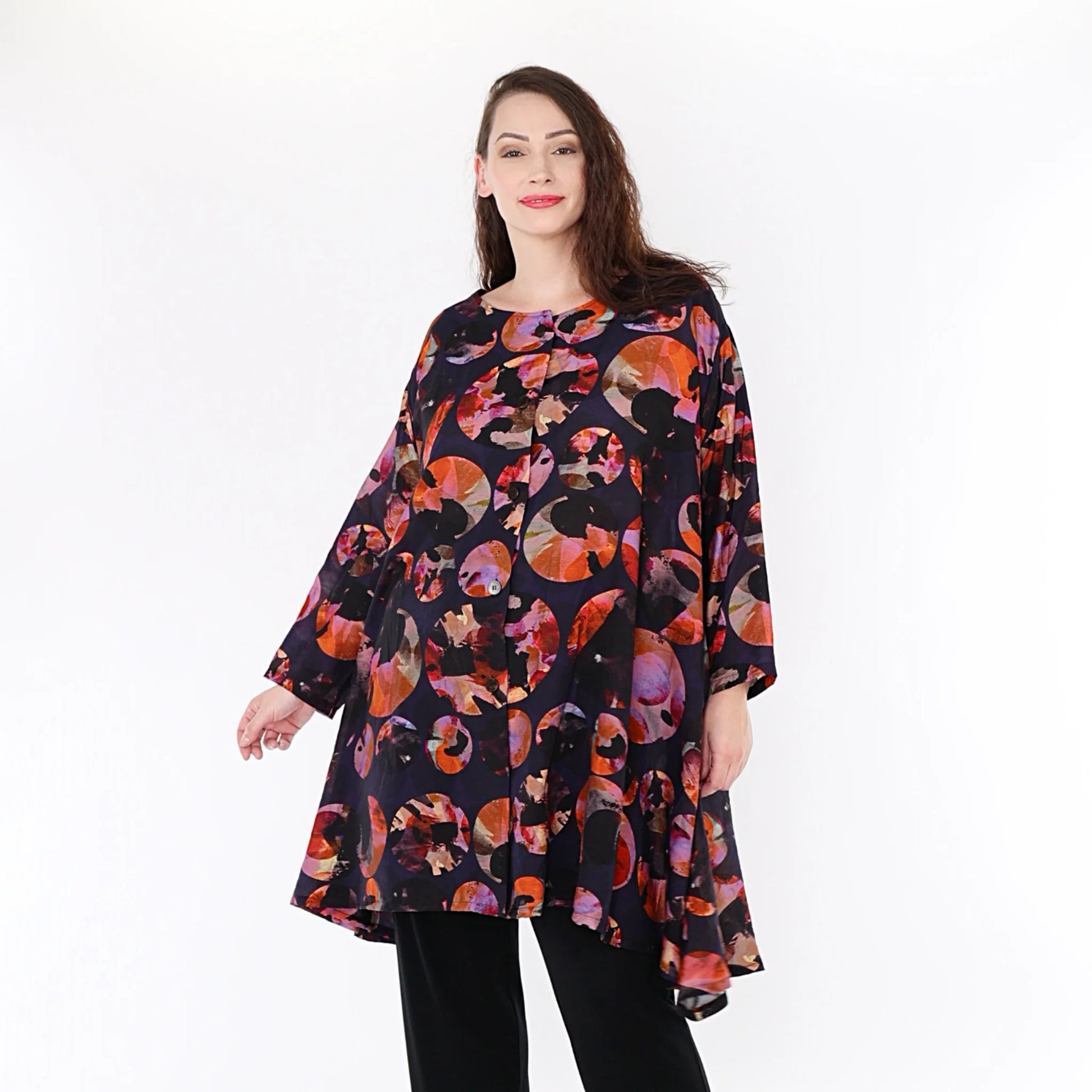  A-Form Jacke in lila-multifarbigen Punkten aus luftigem Viskose-Chiffon für bequemen Lagenlook