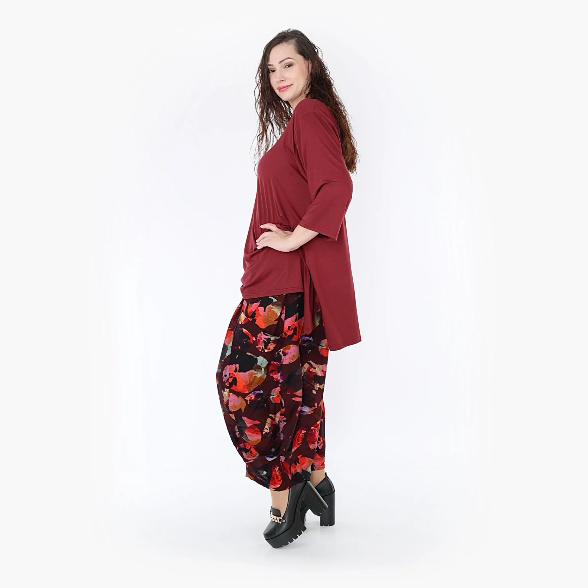  Ballonhose aus leichtem Chiffon in weinrot-bunt mit Punkten für stilvolle Lagenlooks Plus Size