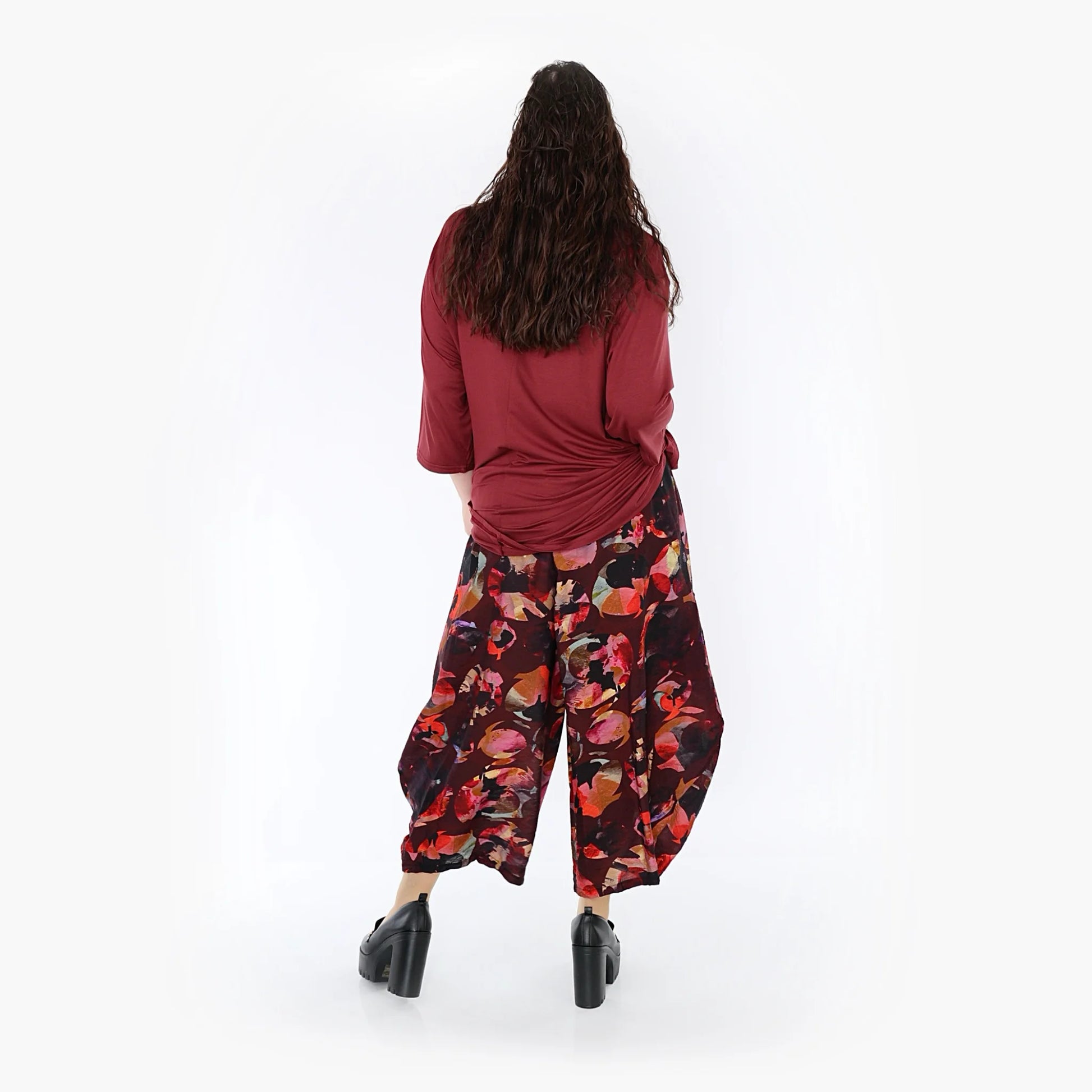  Ballonhose aus leichtem Chiffon in weinrot-bunt mit Punkten für stilvolle Lagenlooks Plus Size