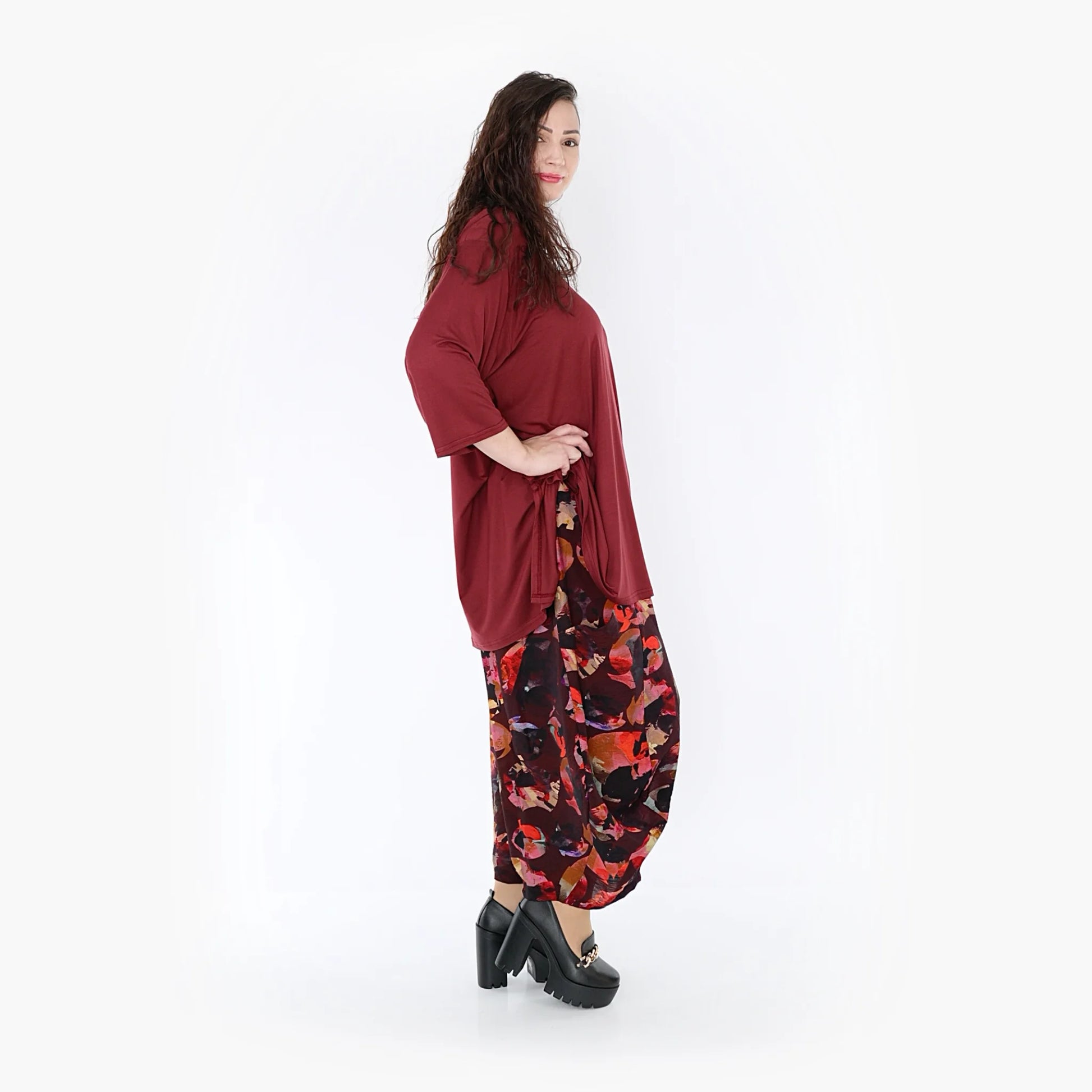  Ballonhose aus leichtem Chiffon in weinrot-bunt mit Punkten für stilvolle Lagenlooks Plus Size