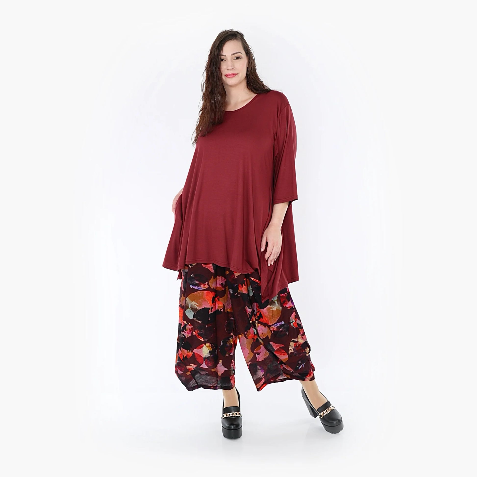  Ballonhose aus leichtem Chiffon in weinrot-bunt mit Punkten für stilvolle Lagenlooks Plus Size