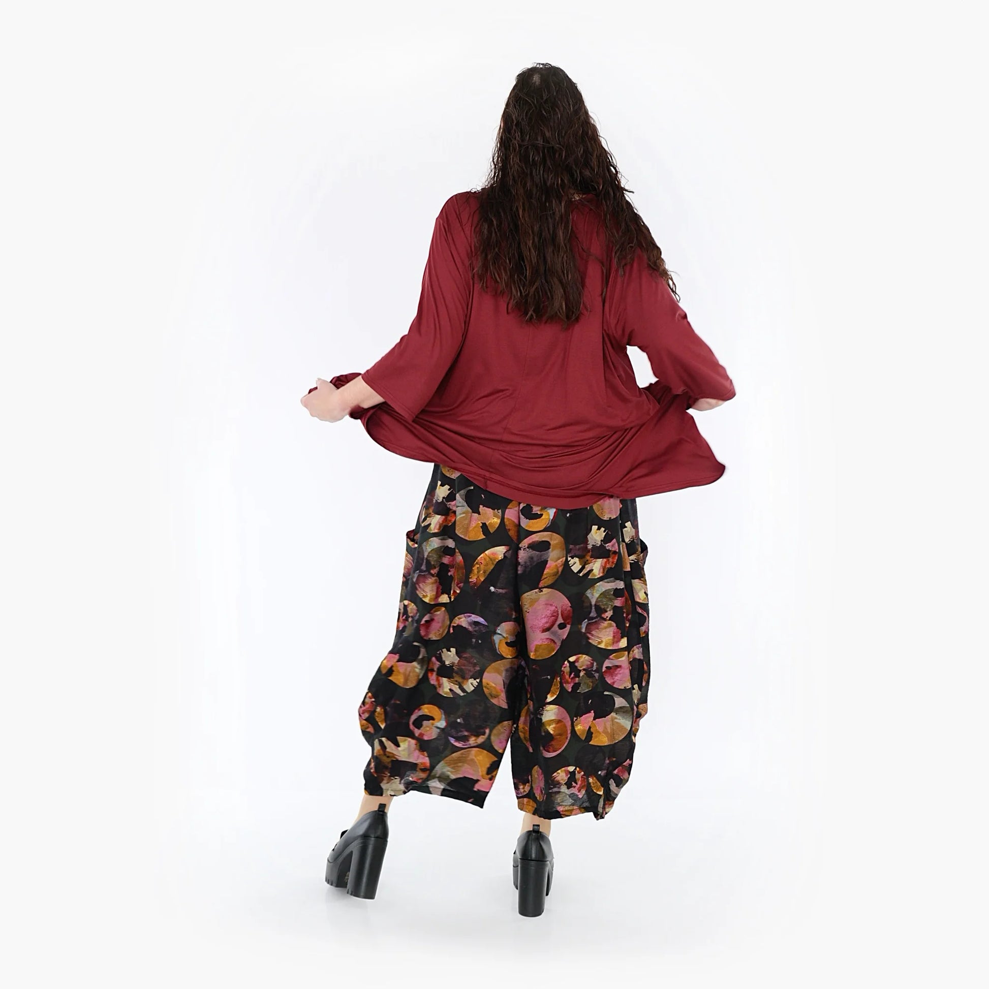  Ballonhose im lässigen Lagenlook aus feinem Viskose-Chiffon mit buntem Punktedesign und elastischem Bund