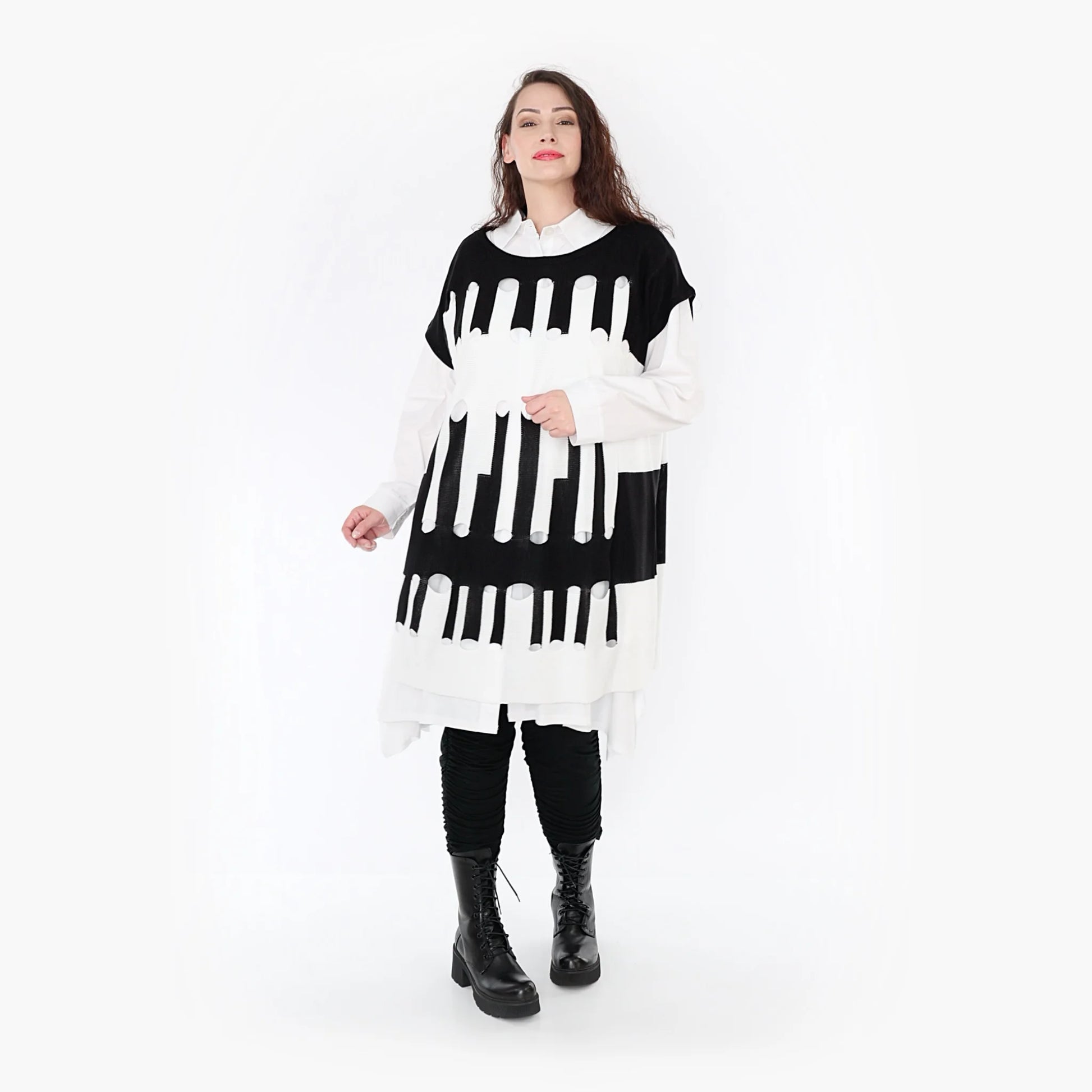  Stylischer Poncho mit kastigem Schnitt und modischem Strickmuster in klassischem Schwarz-Weiß