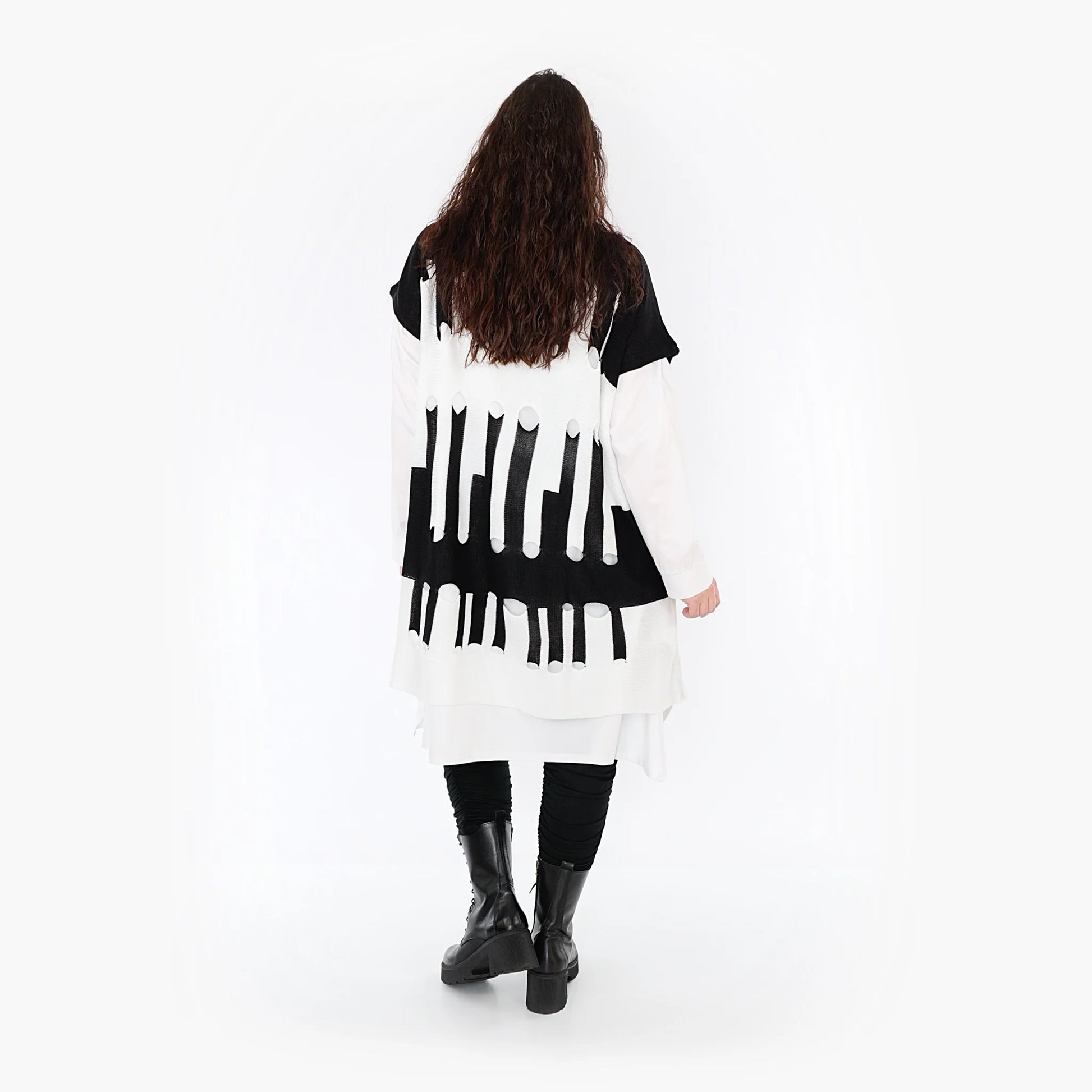  Stylischer Poncho mit kastigem Schnitt und modischem Strickmuster in klassischem Schwarz-Weiß