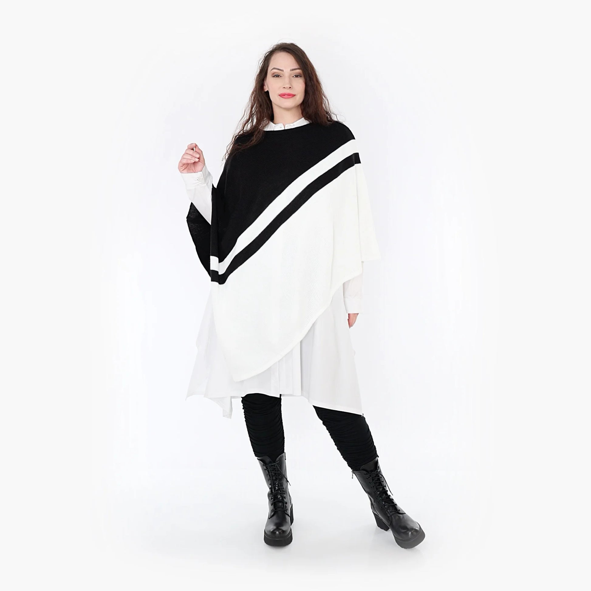  Asymmetrischer Streifenponcho in elegantem Schwarz-Weiß für stilvolle Plus-Size-Looks