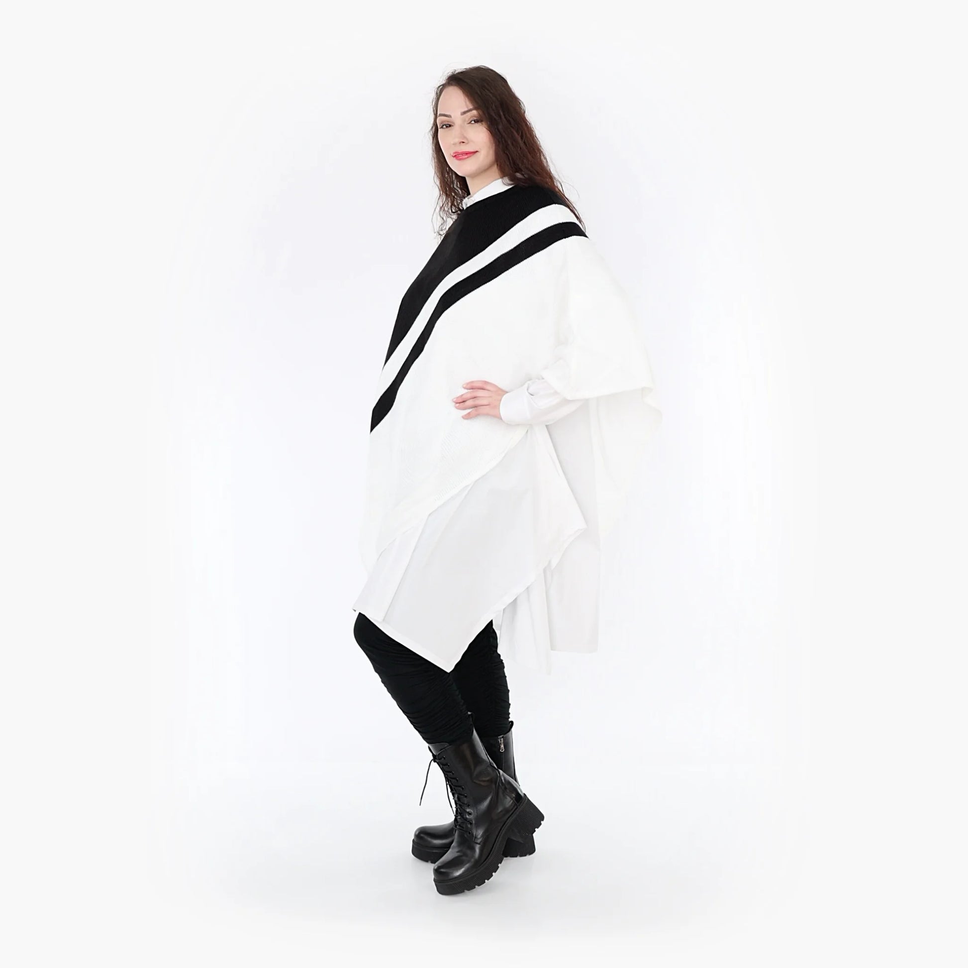  Asymmetrischer Streifenponcho in elegantem Schwarz-Weiß für stilvolle Plus-Size-Looks