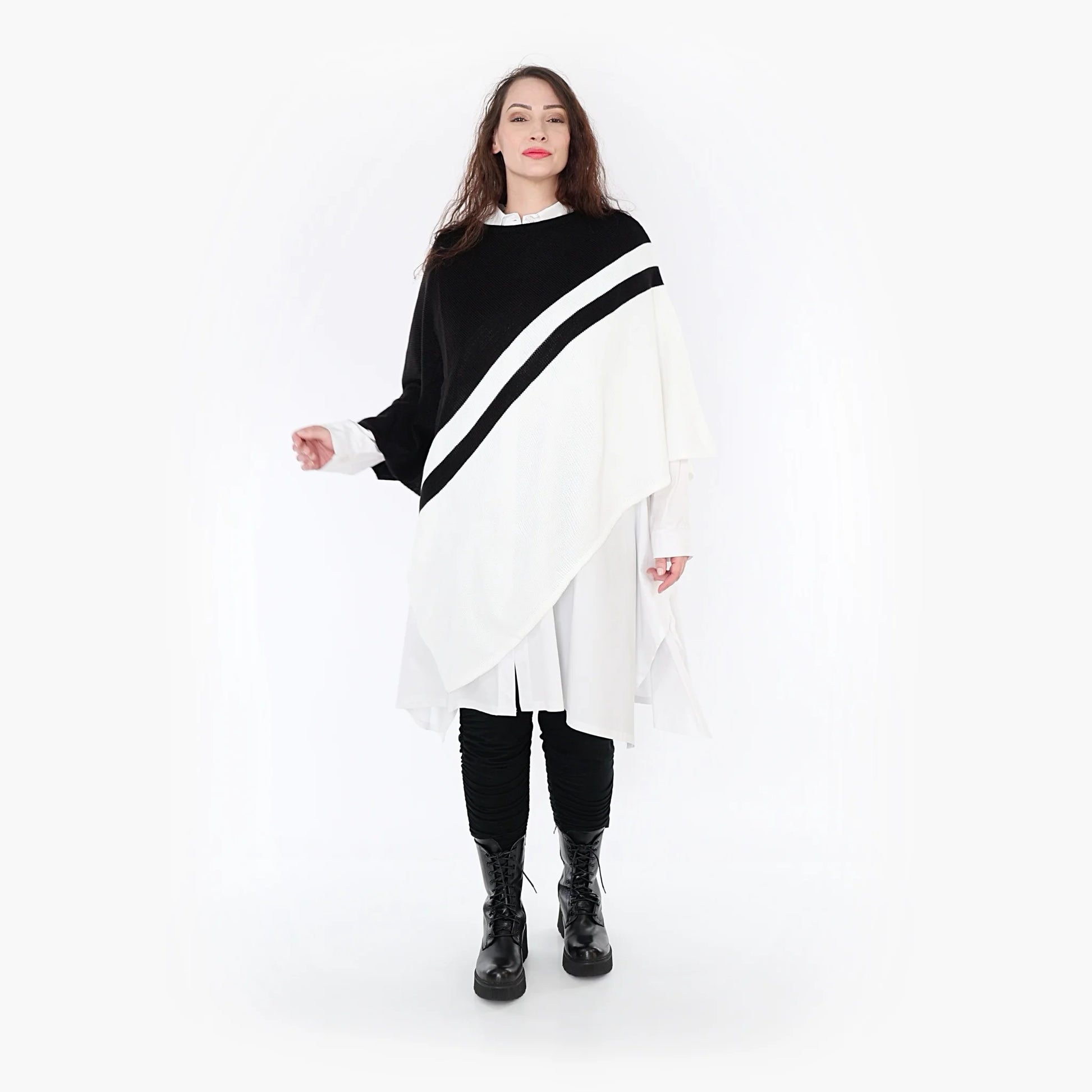  Asymmetrischer Streifenponcho in elegantem Schwarz-Weiß für stilvolle Plus-Size-Looks