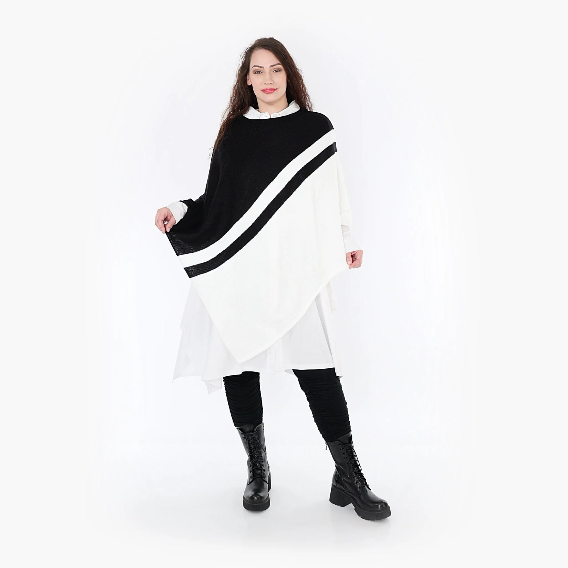  Asymmetrischer Streifenponcho in elegantem Schwarz-Weiß für stilvolle Plus-Size-Looks