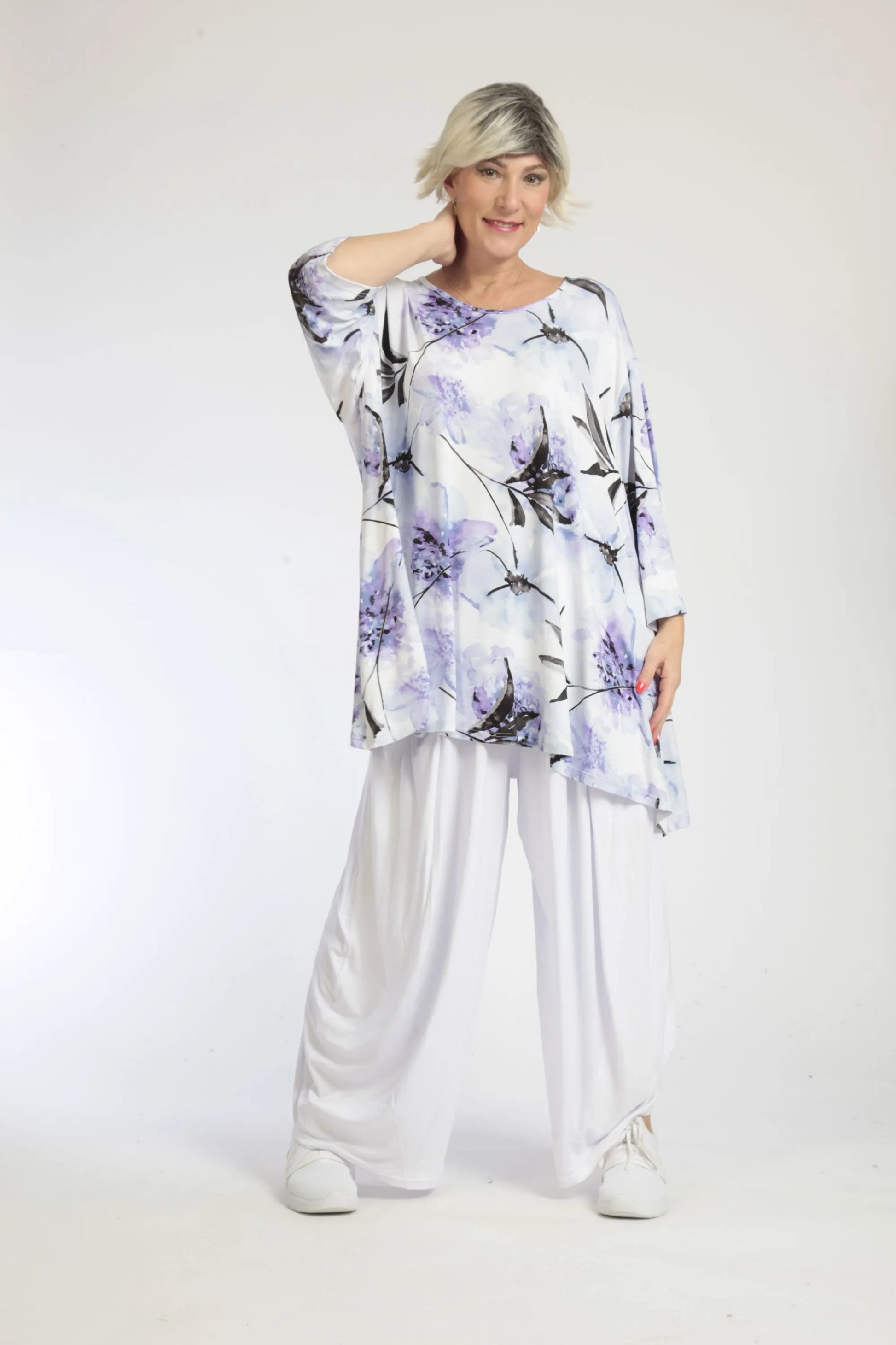  A-Form Oversize Shirt aus weicher Viskose in Weiß mit fliederfarbenem Blumenmuster und 3/4-Arm