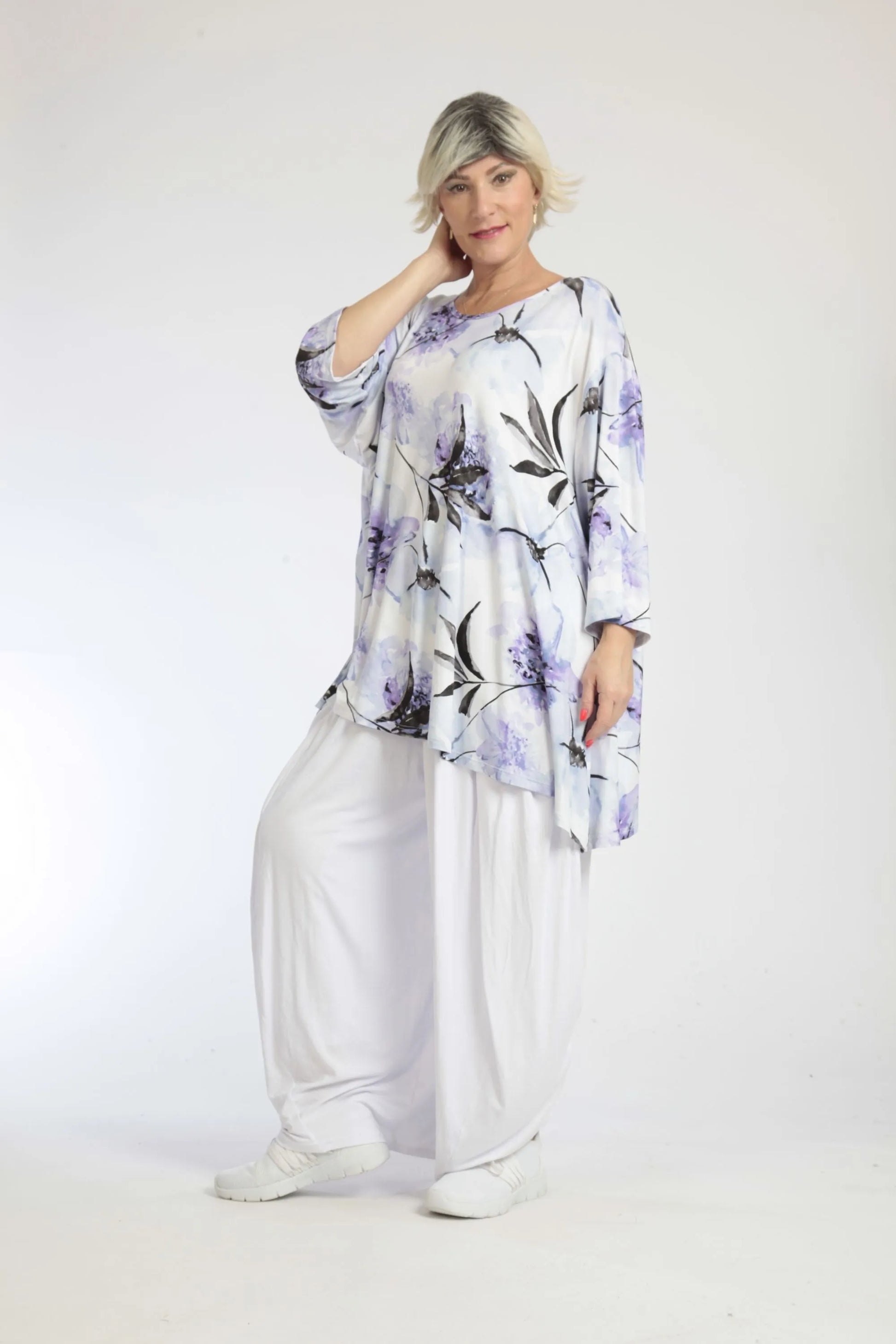  A-Form Oversize Shirt aus weicher Viskose in Weiß mit fliederfarbenem Blumenmuster und 3/4-Arm