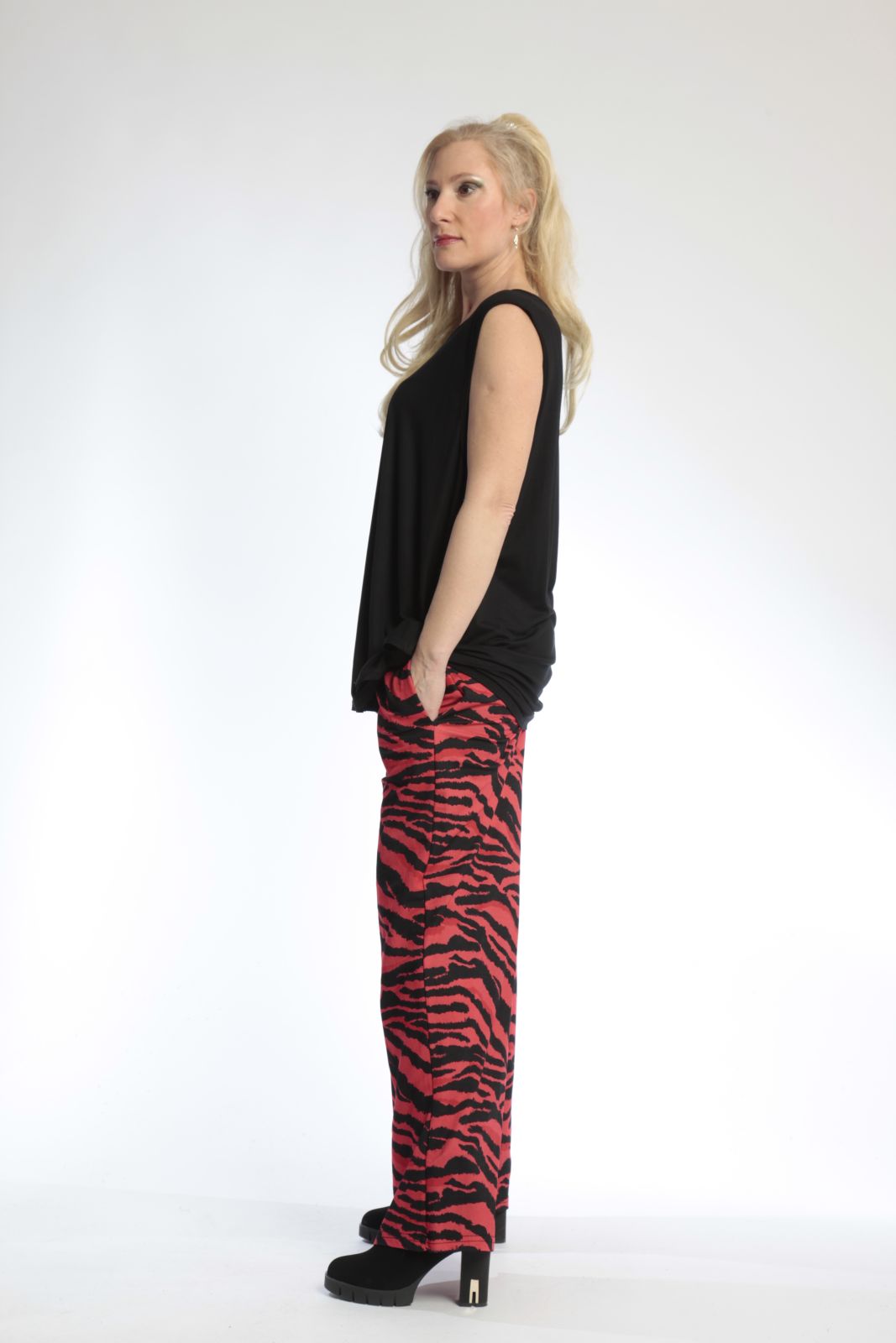  AKH Fashion Hose in gerader Form, aus Materialmix, 0801.01529, Rot-Schwarz, Zebra, Schick