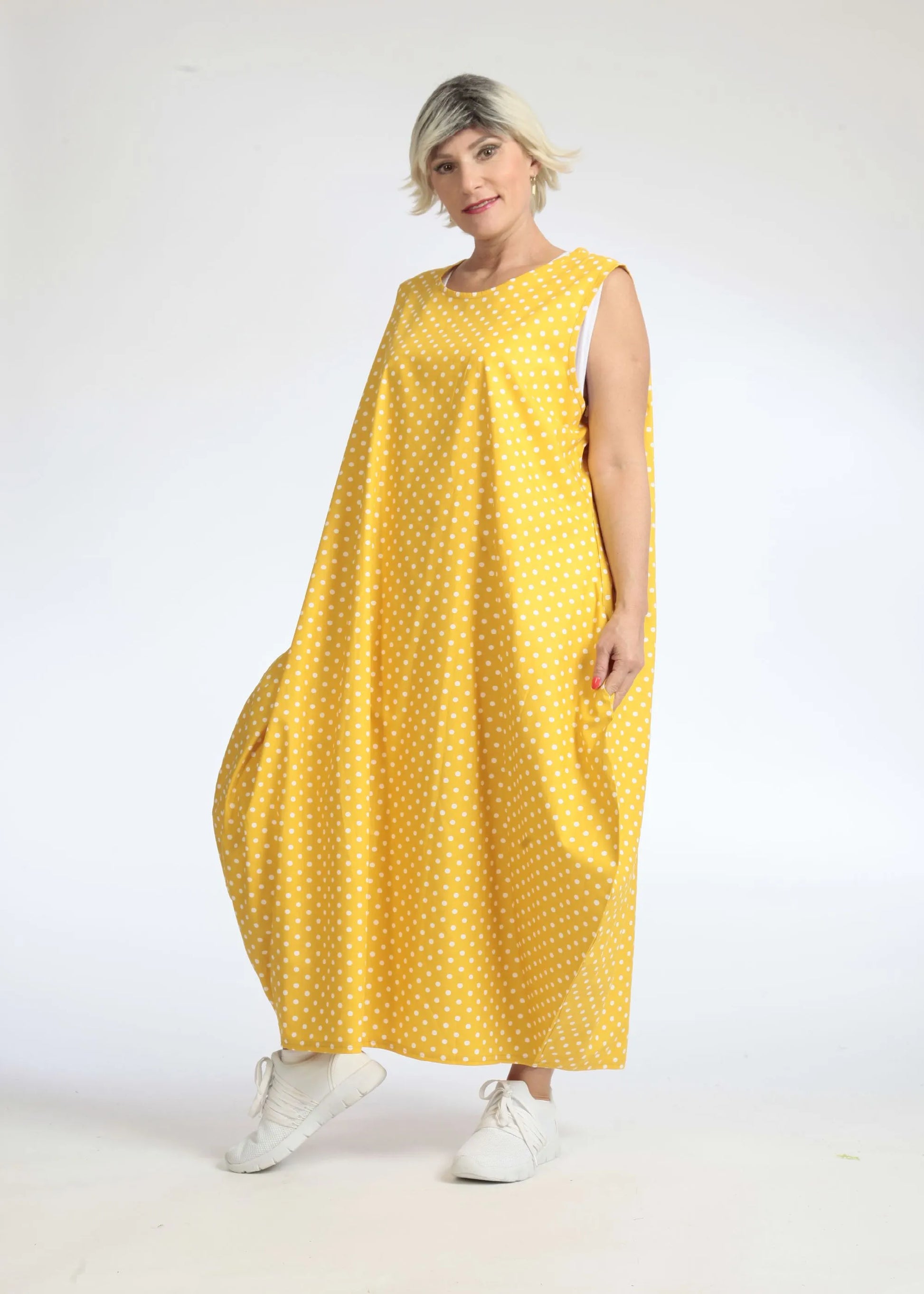  Ballonkleid in strahlendem Gelb-Weiß mit Oversize-Schnitt und Seitentaschen, ideal für den Sommer