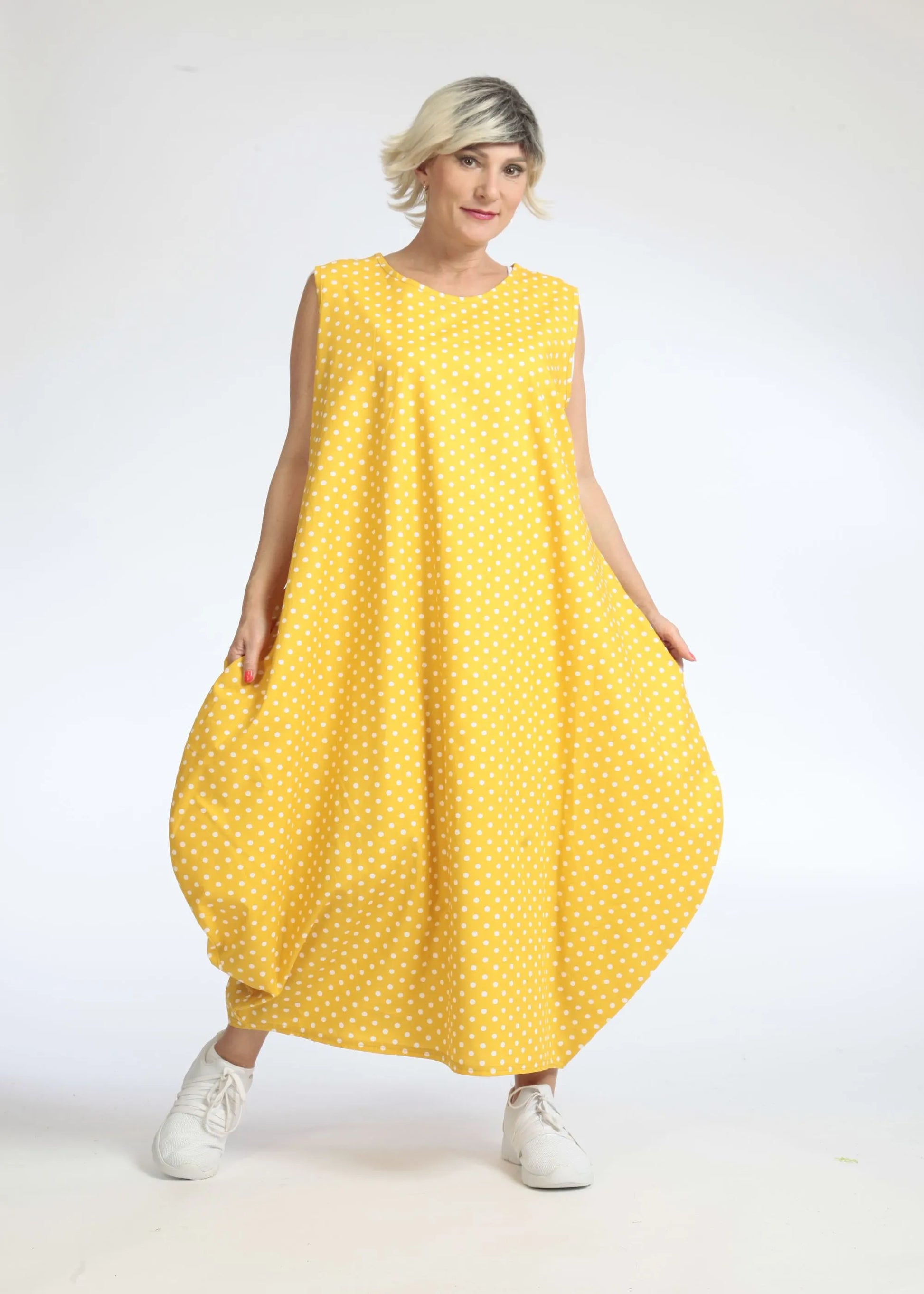  Ballonkleid in strahlendem Gelb-Weiß mit Oversize-Schnitt und Seitentaschen, ideal für den Sommer