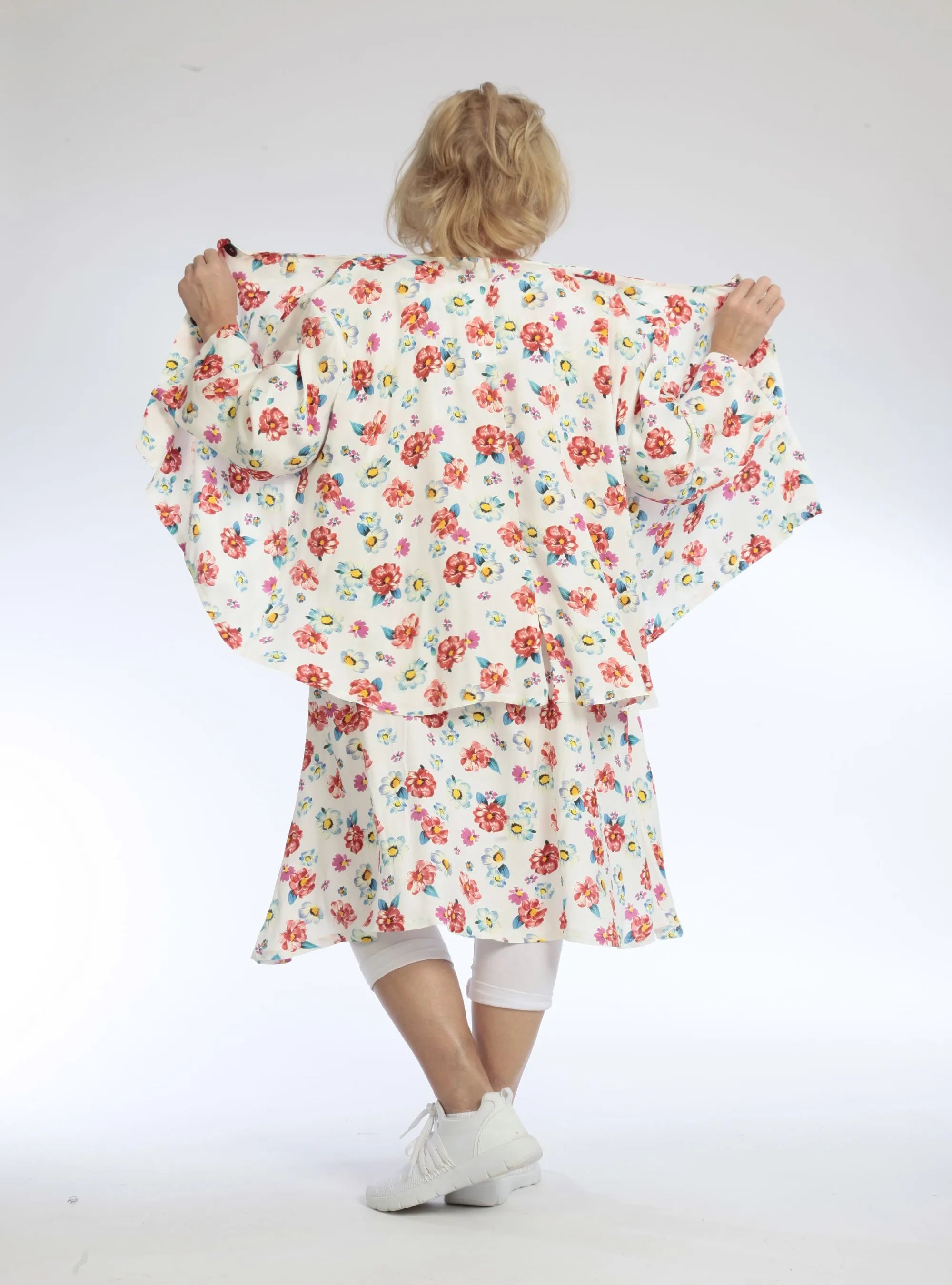  AKH Fashion Jacke in Vokuhila-Form, aus Viskose, 1103.00130, Rot, Blumen, Schick, Modern