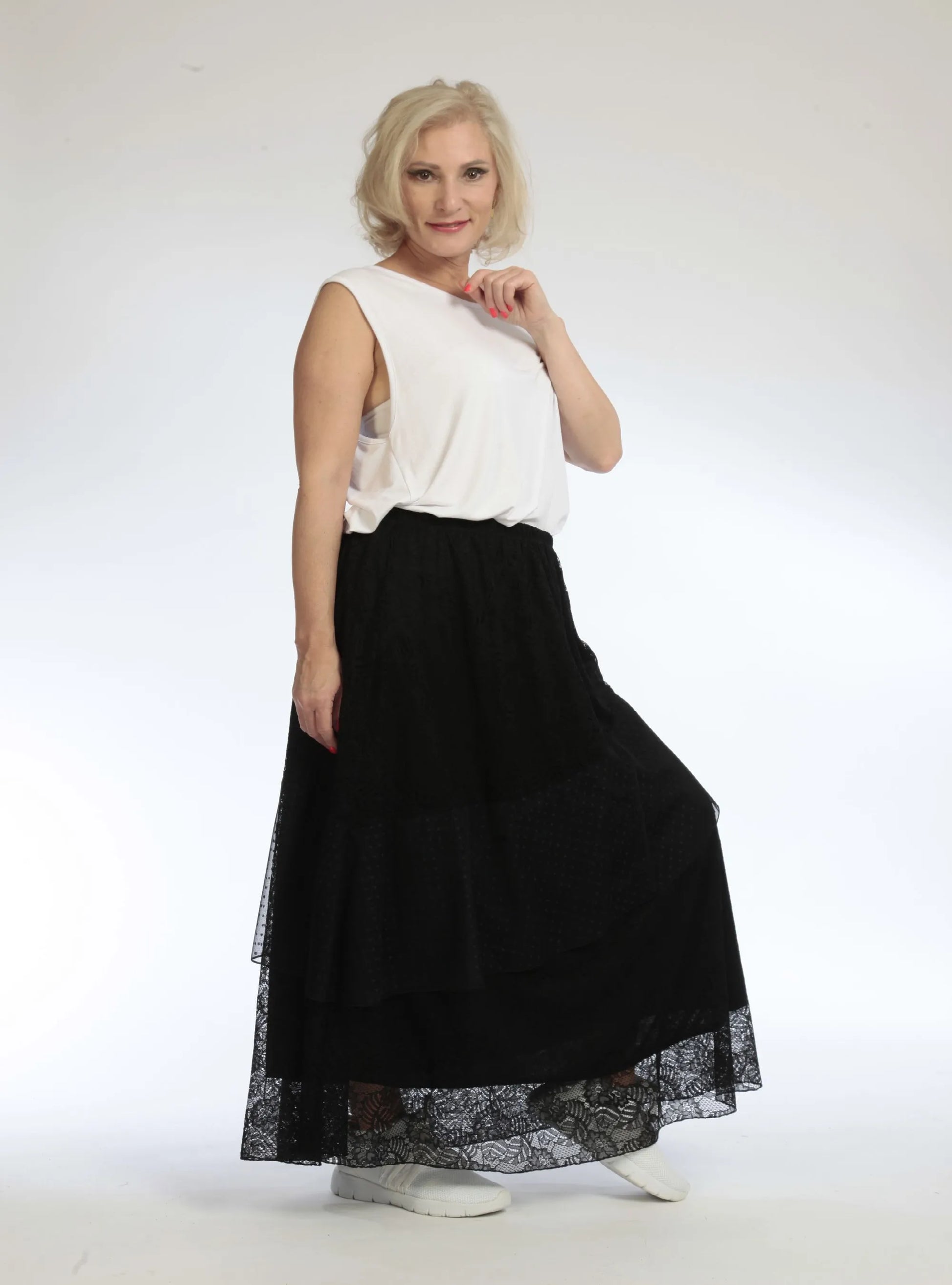  Stylischer luftiger Rock im Lagenlook in elegantem Schwarz mit zartem Blumenmuster für Plus Size