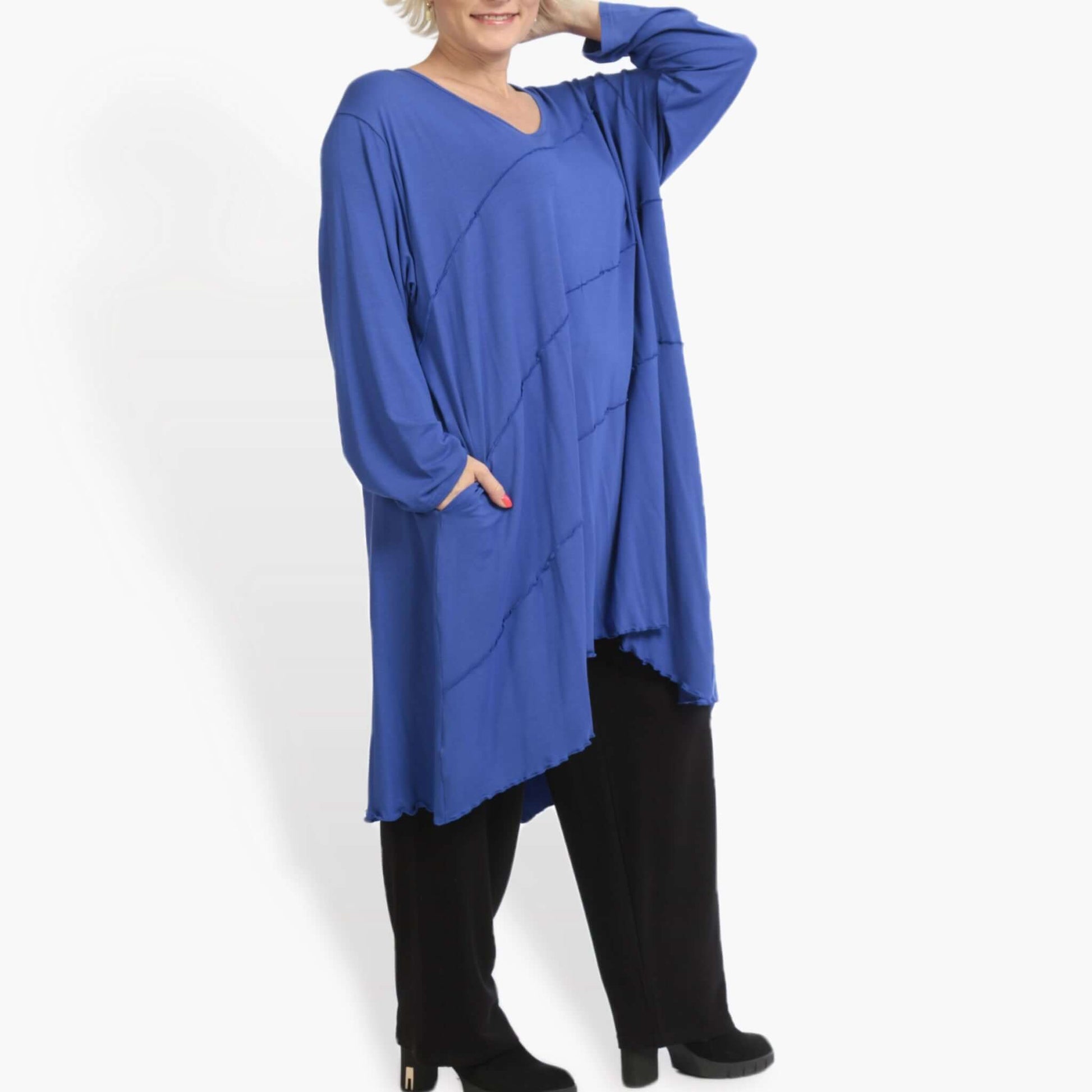  Lässiges Vokuhila-Kleid aus feinem Viskosematerial mit praktischen Seitentaschen, royalblau, Plus Size