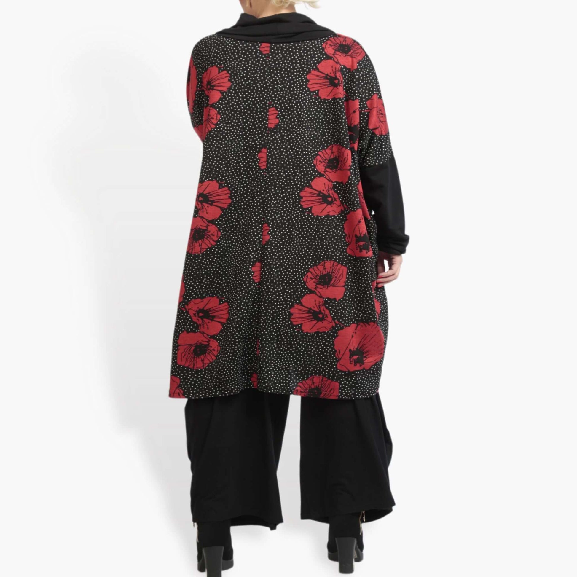  Vielseitiges Shirt in Schwarz-Rot mit lässigem Oversize-Schnitt und praktischen Taschen für den Lagenlook