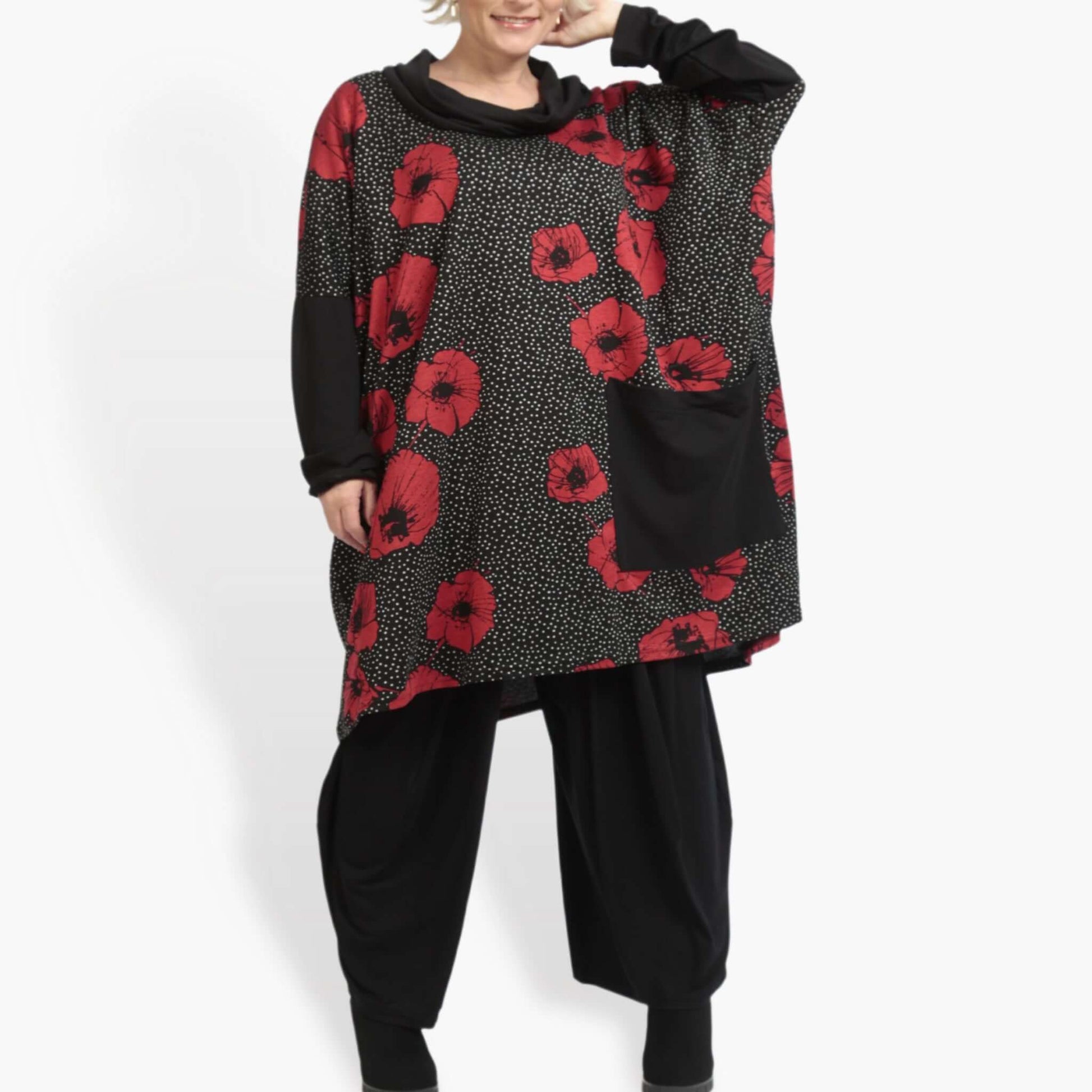  Vielseitiges Shirt in Schwarz-Rot mit lässigem Oversize-Schnitt und praktischen Taschen für den Lagenlook