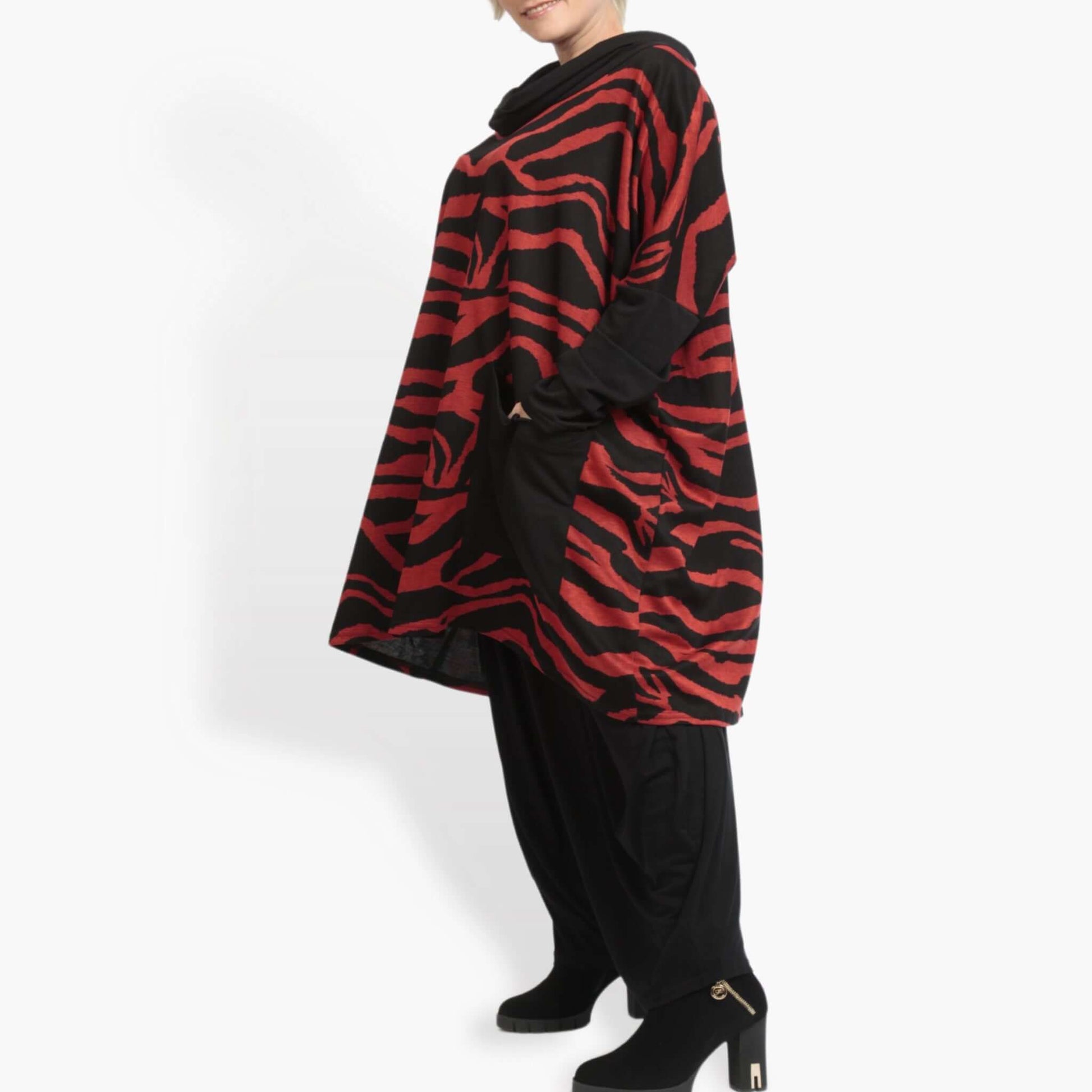  Kastiges Shirt in Schwarz-Rot mit Zebra-Muster und praktischen Taschen für Plus Size Mode