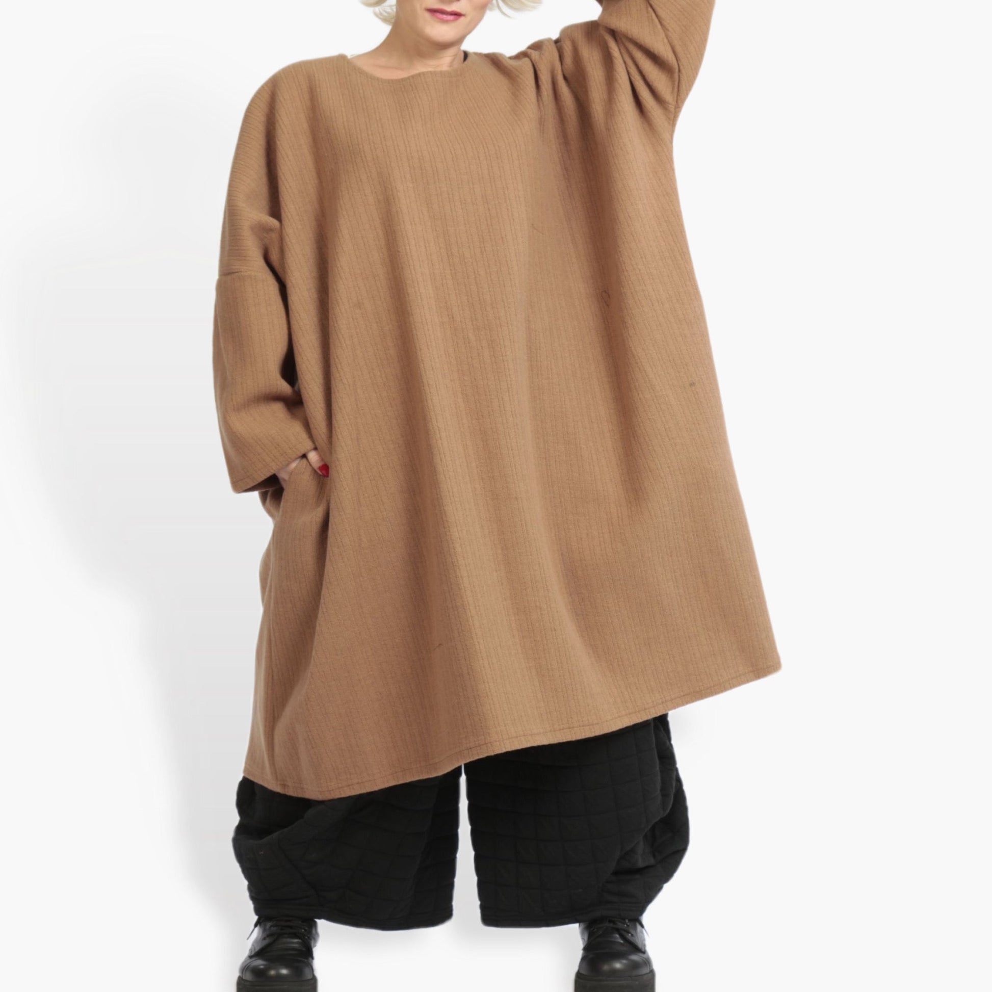  Elegantes Camel Oversize-Kleid mit rundem Ausschnitt für Lagenlook und Plus Size Mode