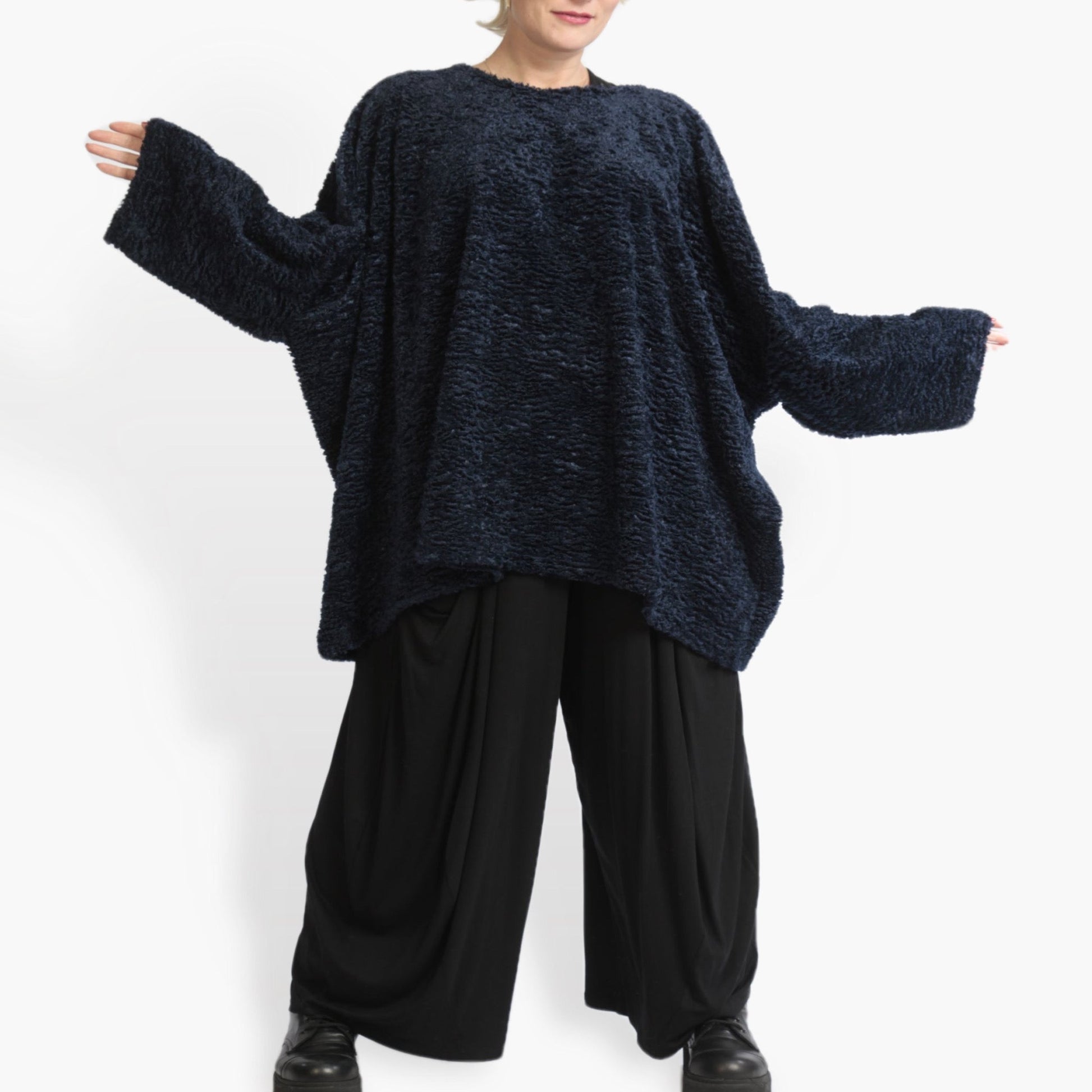  Kastiges Oversize Shirt in unifarbenem Marine für perfekten Tragekomfort im Herbst und Winter